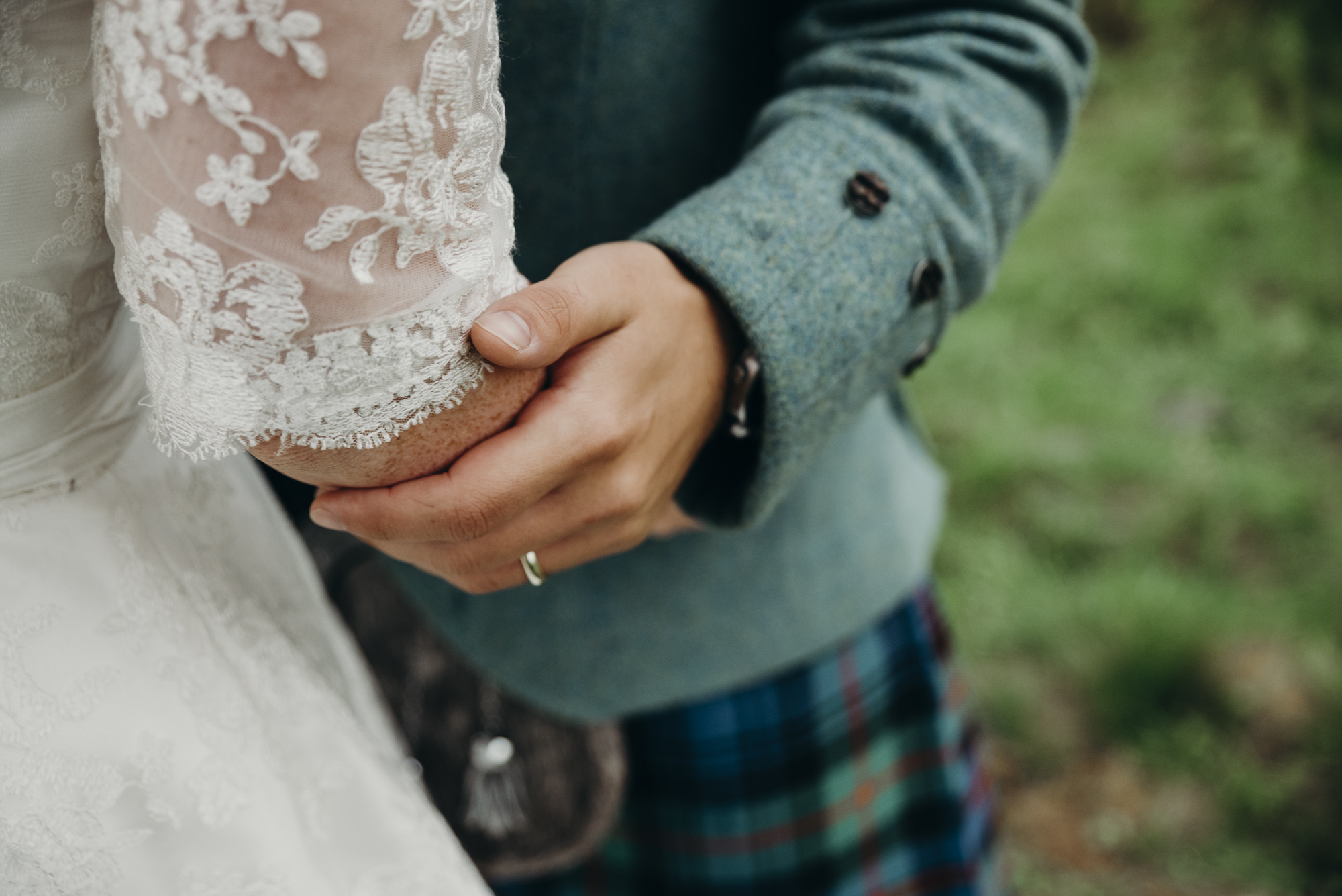 Scott + Louise, a Scottisch backyard wedding
