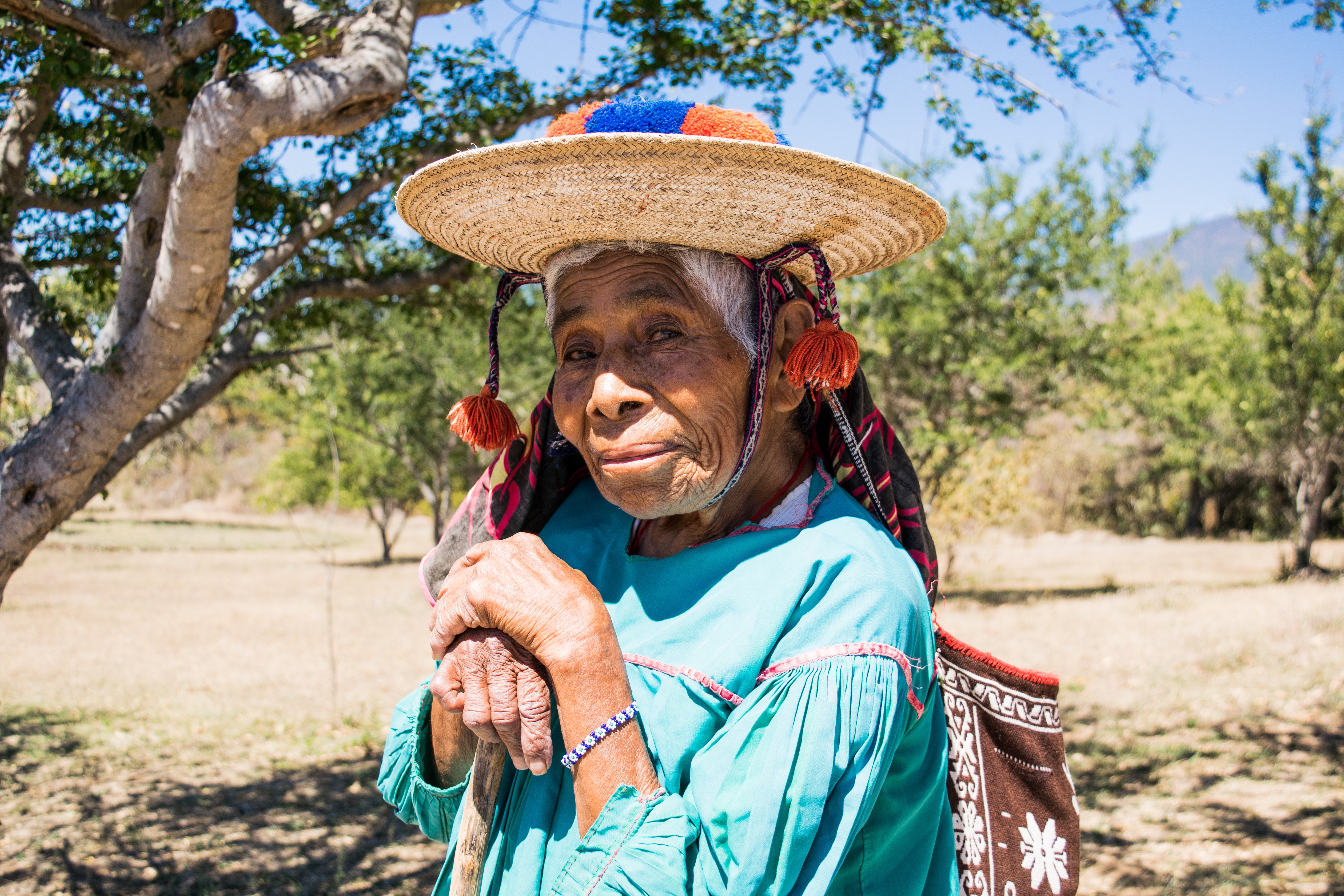 Mujer Wirrarika en las ruinas de Huachimontones
