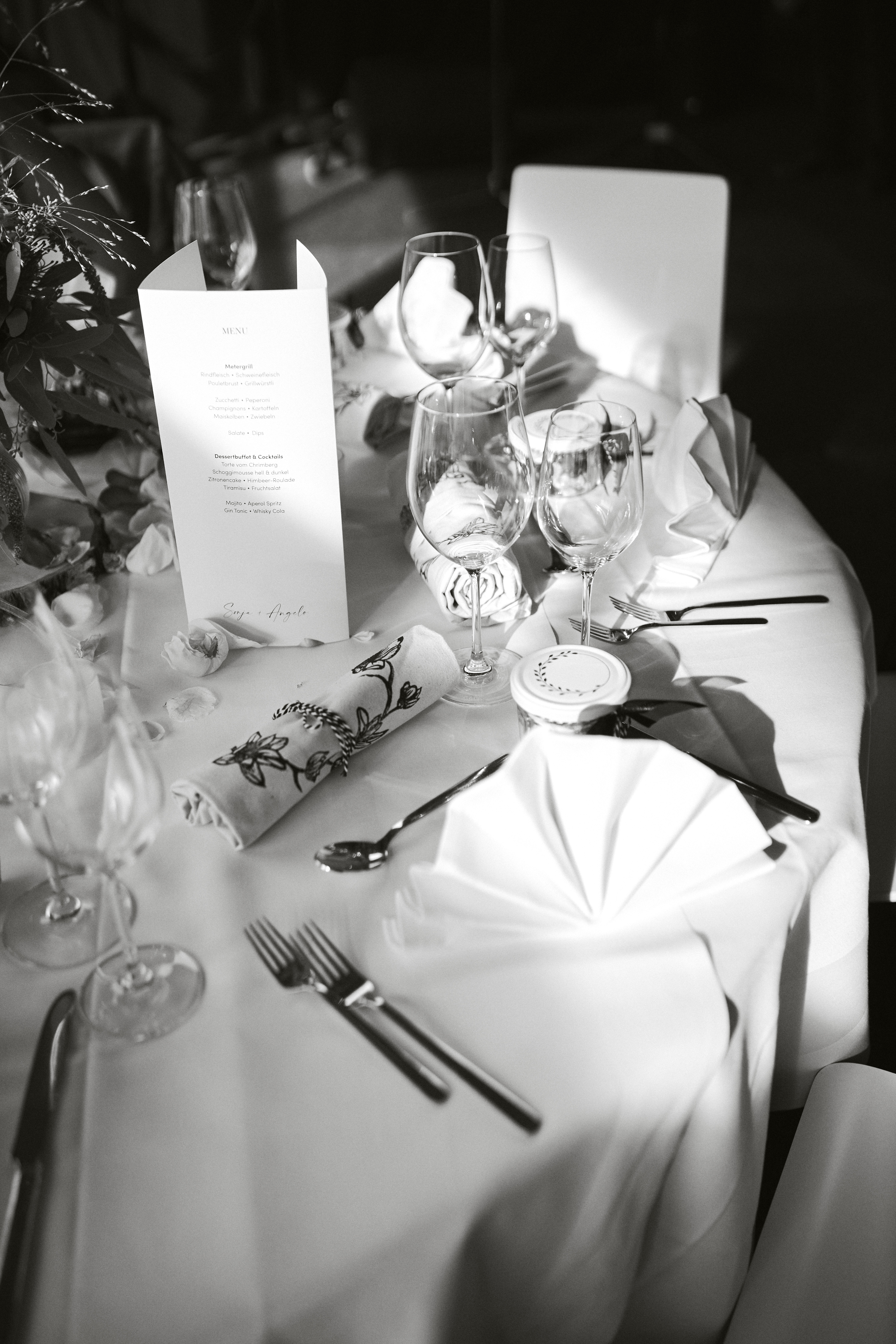 Hochzeitsgedeck in schönem Abendlicht