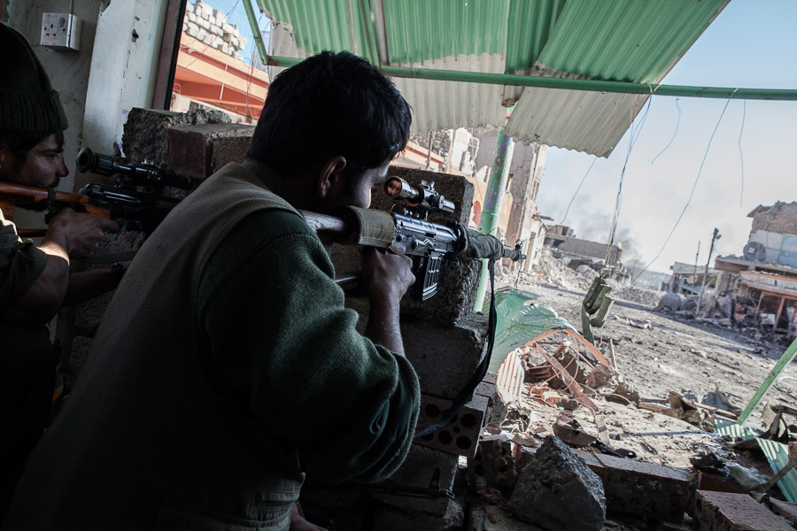 Sinjar, d&eacute;cembre 2014. Dans les villes, on se bat quartier. La guerre urbaine est le th&eacute;&acirc;tre privil&eacute;gi&eacute; des snipers, difficiles &agrave; rep&eacute;rer et qui peuvent bloquer l'avanc&eacute;e des forces kurdes.