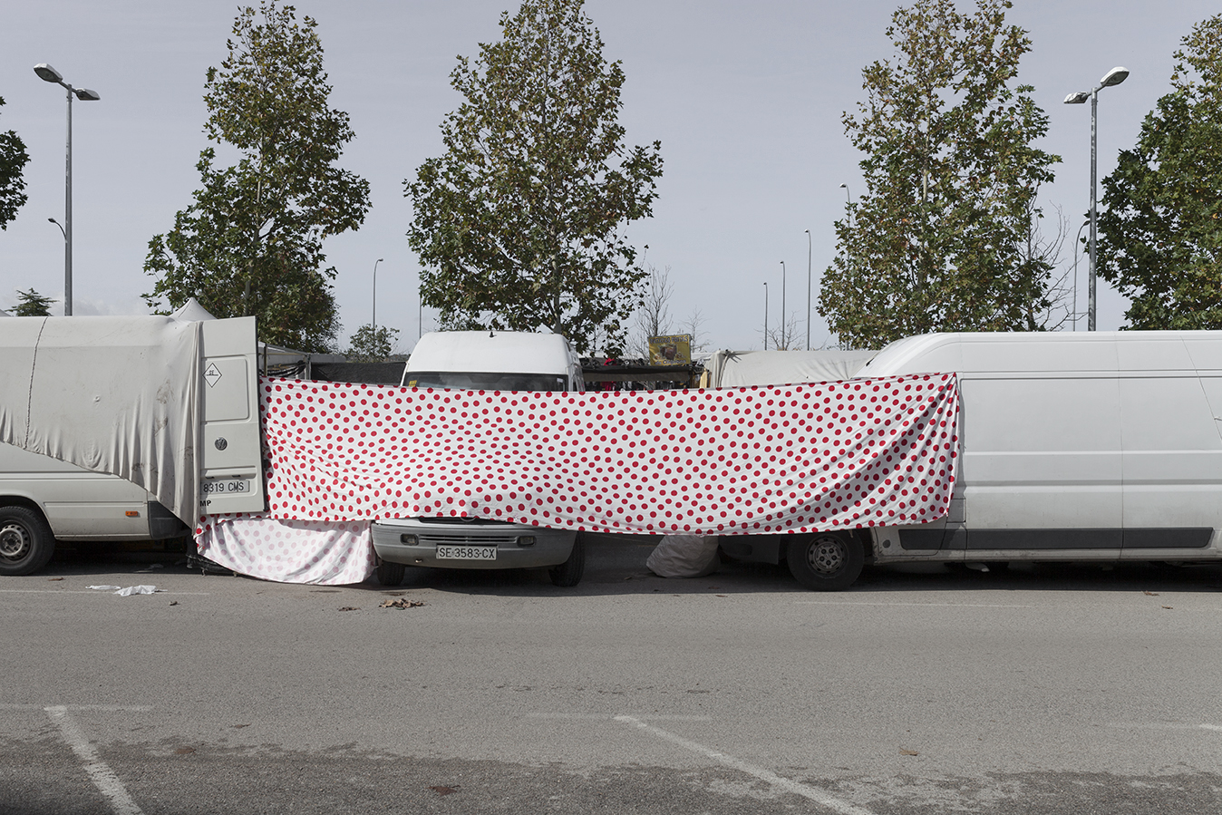 Foto de territorios mercadillo Sevilla furgonetas tela de lunares rojo