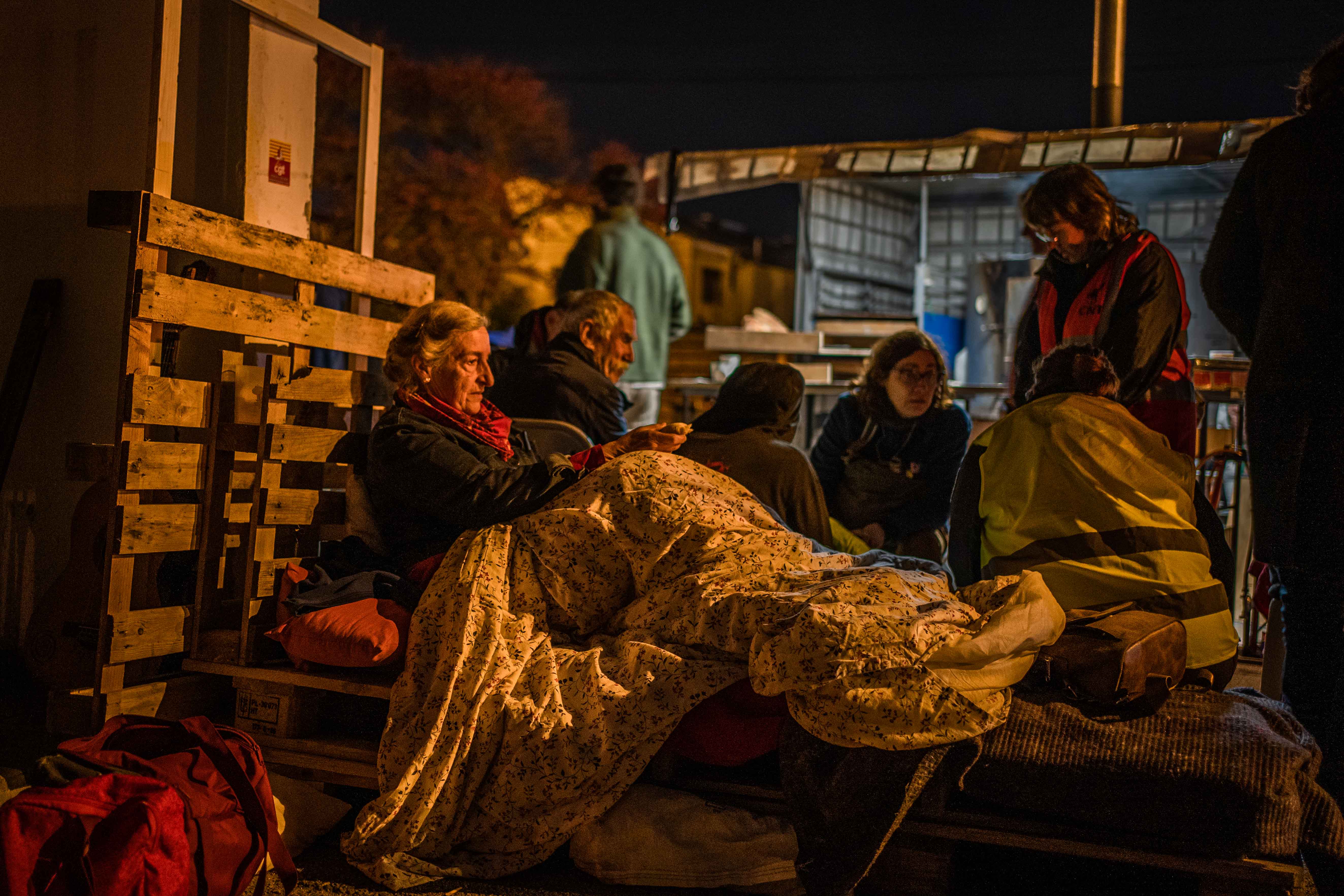 Lulu&nbsp;: &laquo;&nbsp;je suis la plus vieille, alors on me dit d&rsquo;aller me reposer chez moi&nbsp;&raquo;. Elle se refuse &agrave; avoir un traitement de faveur, elle passe la nuit sur le piquet, marche et manifeste. Lulu non plus n&rsquo;est pas posti&egrave;re mais elle est une membre active de la CGT. Le lendemain, elle participera &agrave; l&rsquo;op&eacute;ration escargot et marchera plusieurs kilom&egrave;tres pour rejoindre la manifestation.