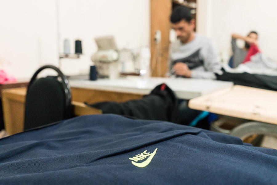 Istanbul, quartier de Bayramtepe, Turquie. Contrefa&ccedil;on ou pas, les marques sous-traitent leur production &agrave; ces ateliers peu regardant sur les conditions de travail.