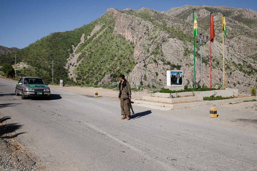 Qandil, kurdistan. A chaque extr&eacute;mit&eacute; de la grande cha&icirc;ne de montagnes de Qandil, le PKK contr&ocirc;le les acc&egrave;s via des checkpoints. SI les services publics sont assur&eacute;s par l'&eacute;tat du kurdistan irakien, tout ce qui concerne la s&eacute;curit&eacute; dans ces montagnes est du ressort du PKK, qui les consid&egrave;re comme son territoire.