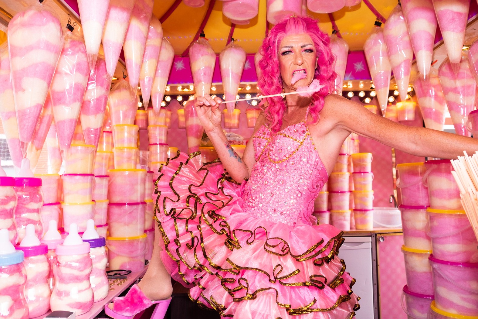 Roze Maandag in Tilburg werd gevierd met drags, suikerspinnen en lhbt'ers