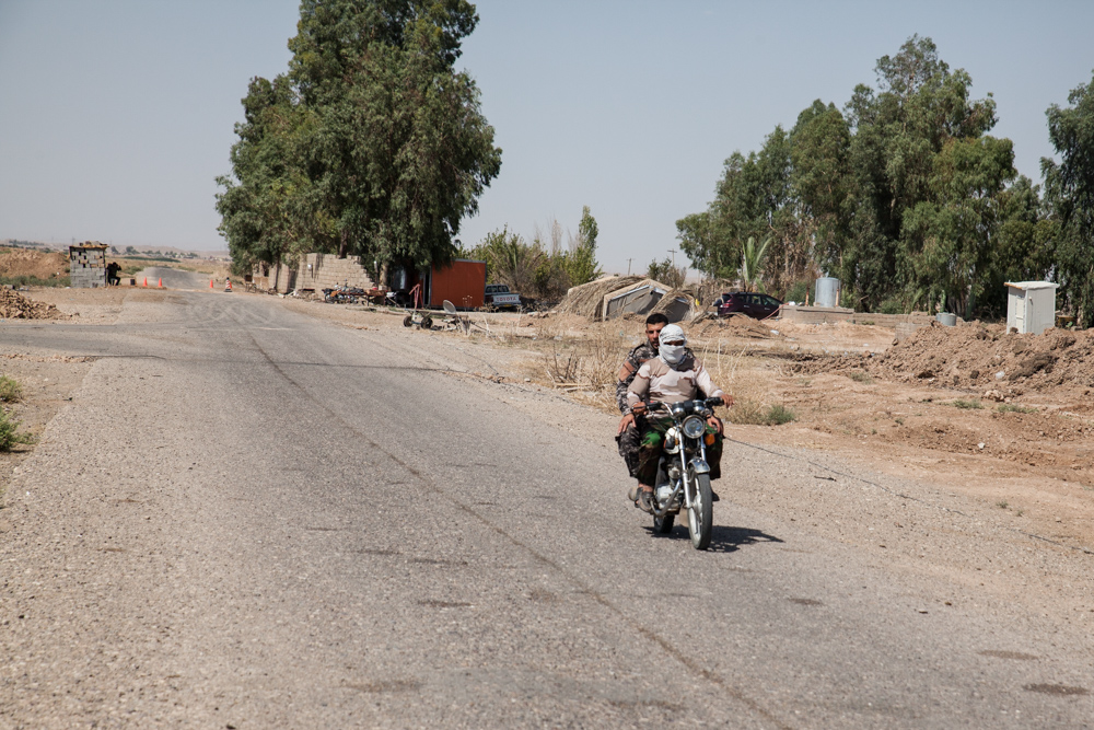 Taza Khurmatu, south of Kirkuk. July 2015. Taza Khurmatu is a village populated by shi'a Turkmen. Les Turkmènes chiites ont formé un bataillon intégré dans les Hashed al shaaby, unités demobilisation populaires, les fameuses milices shiites paramilitaires regroupées sous le commandement du ministère de l'intérieur irakien. Les chiites turkmènes ont largement rejoint ces unités après la fatwa de l'ayatollah Al Sistani. Entraînés par le gouvernement, ce bataillon compte environ 5000 hommes.