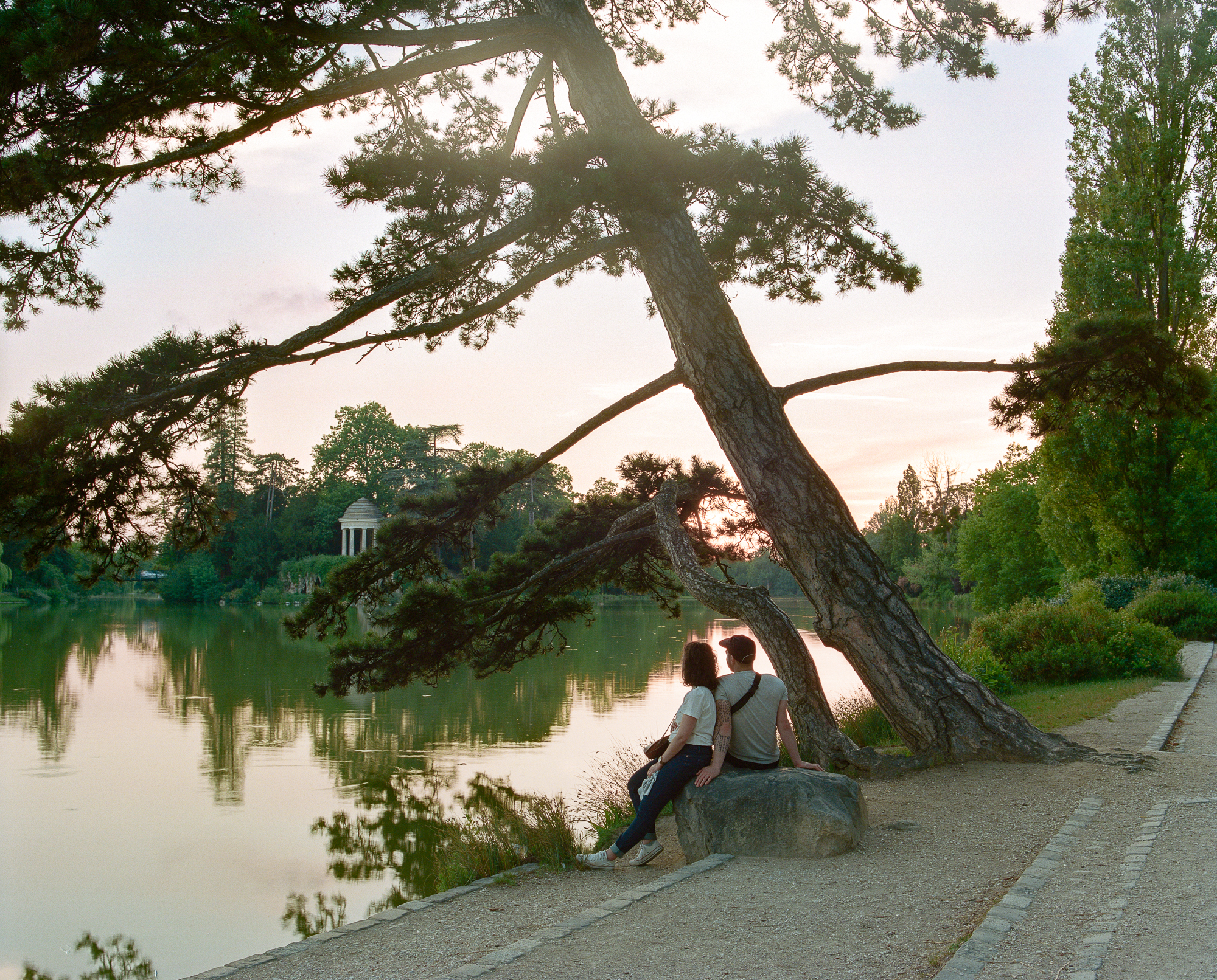Un couple profite des couleurs du crépuscule de la journée la plus longue de l'année