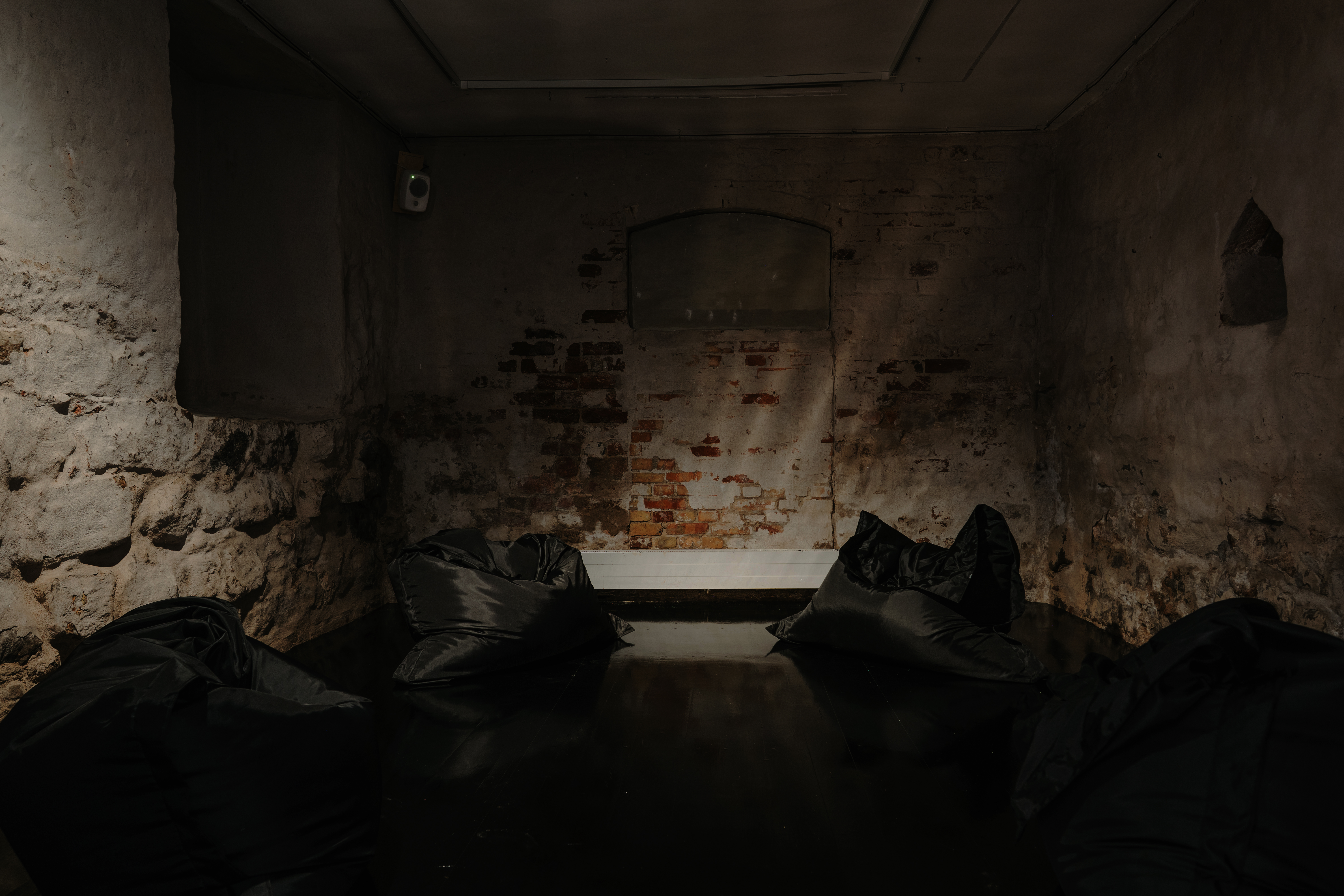 Installation view. Waiting Tides, Krognoshuset 2025. Photo: Loc Vo.