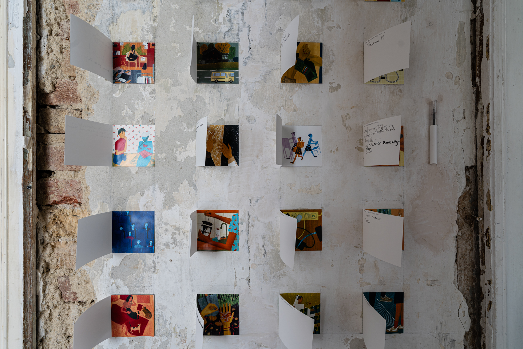 Bild 3 zu die Erinnerung an...: Frontale Ansicht auf circa 16 der Illustrationen.