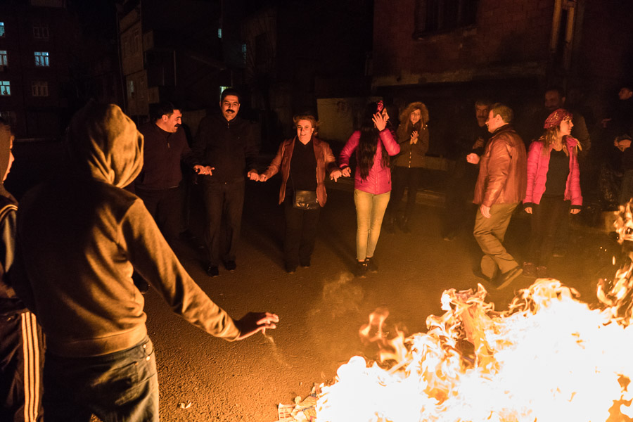Diyarbakir (Amed), Quartier de Seyitlik.Les habitants du quartier se rassemblent autour d'un traditionnel feul de Newroz. Ces c&eacute;l&eacute;brations de rue sont interdites par la police. Celle-ci ne durera qu'une quinzaine de minutes avant que la foule ne se disperse &agrave; l'approche de v&eacute;hicules de police.