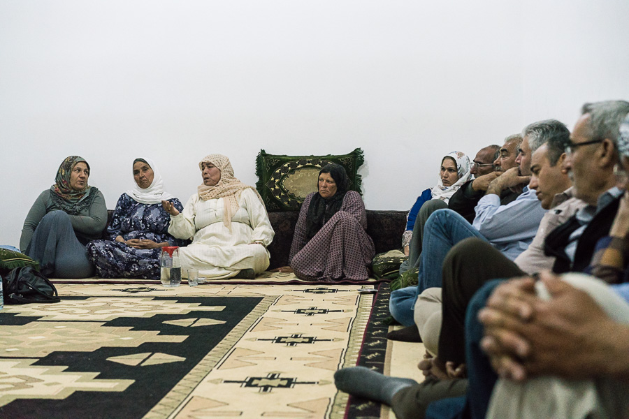 Koban&ecirc;, avril 2018.  R&eacute;union des co-pr&eacute;sidents de 12 communes, l'entit&eacute; &agrave; la base du syst&egrave;me d&eacute;mocratique en Syrie du Nord, charg&eacute;e de r&eacute;soudre les probl&egrave;mesou faire remonter les demandes des participant.e.s. Une commune r&eacute;unit des repr&eacute;sentants d'une centaine de familles vivant dans un espace commun.