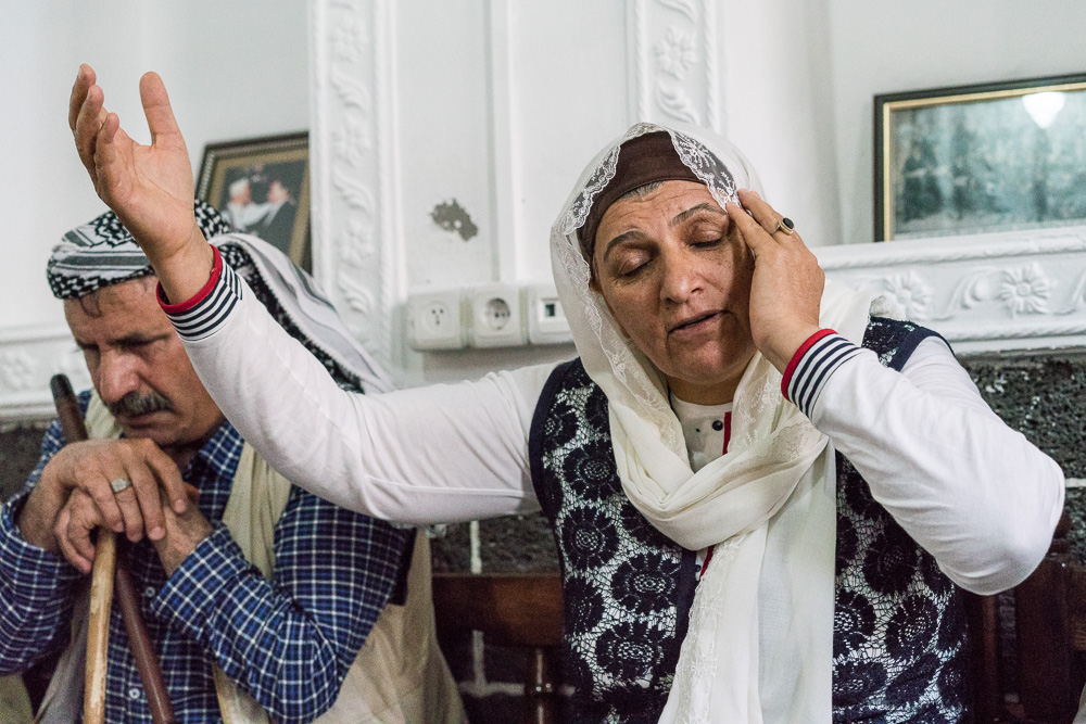 Dengbej evi, Diyarbakir. Contrairement &agrave; ses camarades hommes, dengbej Feleknaz n'a pas peur de parler. Elle explique qu'avant le mouvement de lib&eacute;ration kurde des ann&eacute;es 80 (sous entendu le pkk), les femmes n'avaient pas le droit de chanter. C'est gr&acirc;ce au mouvement d'&eacute;mancipation des femmes qu'elle  a pu devenir un des rares femmes dengbej. Les dengbej sont l'&eacute;quivalent kurde des bardes, des griots. De g&eacute;n&eacute;ration en g&eacute;n&eacute;ration,ils se transmettent des chants qui sont parfois des &eacute;pop&eacute;es, et retracent l'Histoire et les histoires des Kurdes, r&eacute;gion par r&eacute;gion. Certains agha (seigneurs) embauch(ai)ent des dengbej pour chanter leurs louanges. Ils conservent vivante une partie de l'importante m&eacute;moire orale kurde.