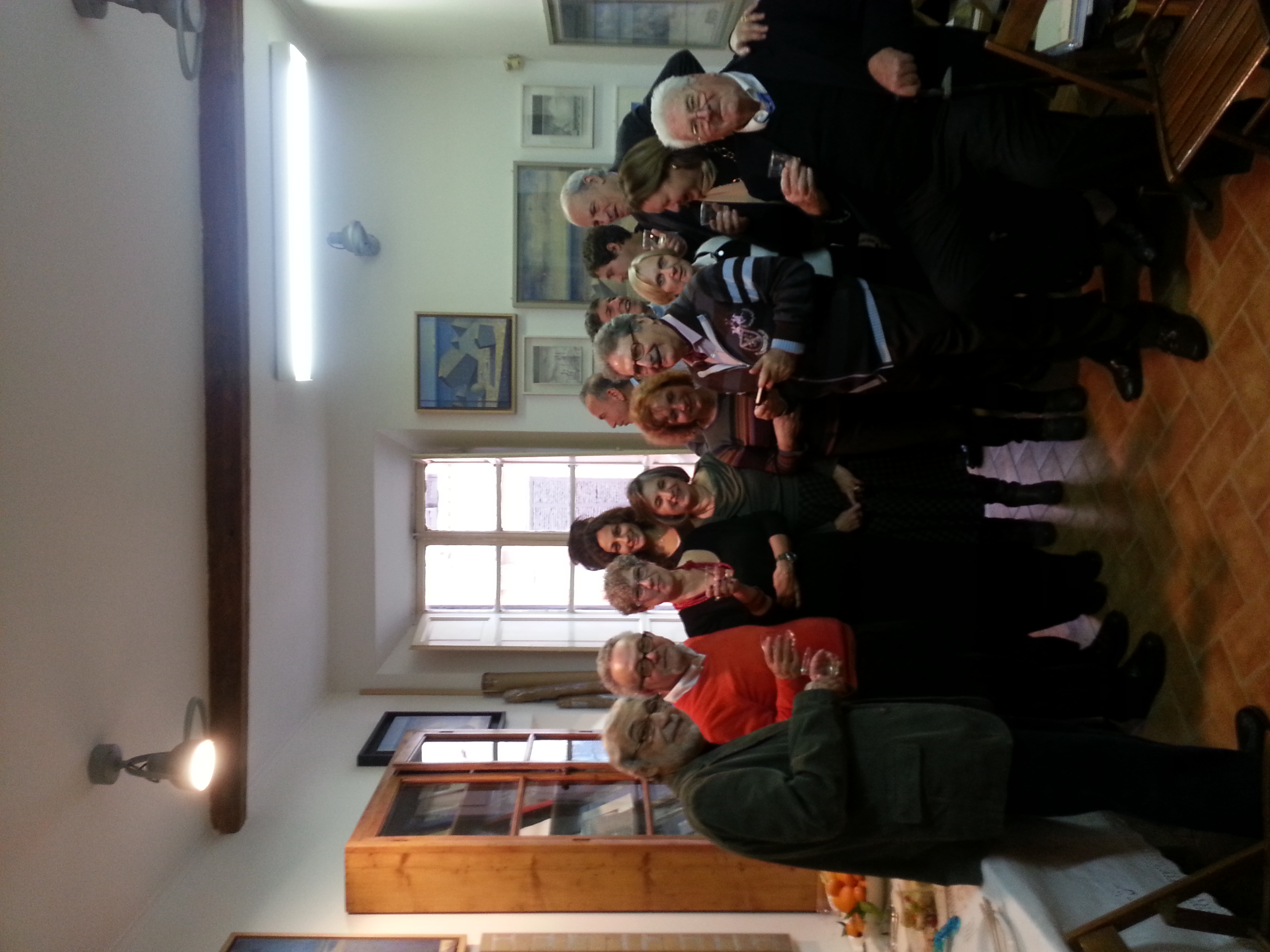 Con Nino LoCascio, Carla, Gino e Bianca Burzotta,Claudio e Anna Strinati,Pierluigi e Giovanna Pirandello, il figlio Lorenzo e amici, 2013, foto Gloria Satta