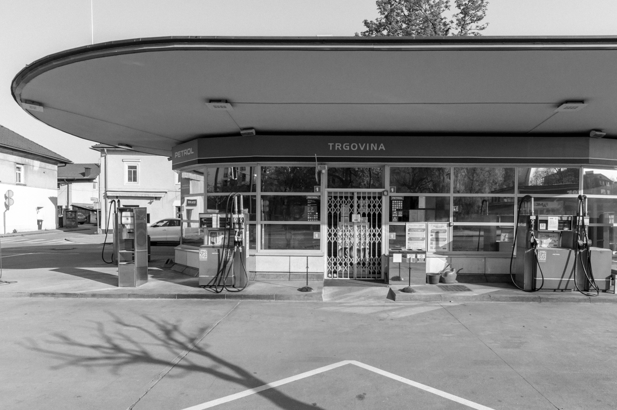 Bencinska črpalka na Trža&scaron;ki cesti, Ljubljana / 1953, Martin Živič