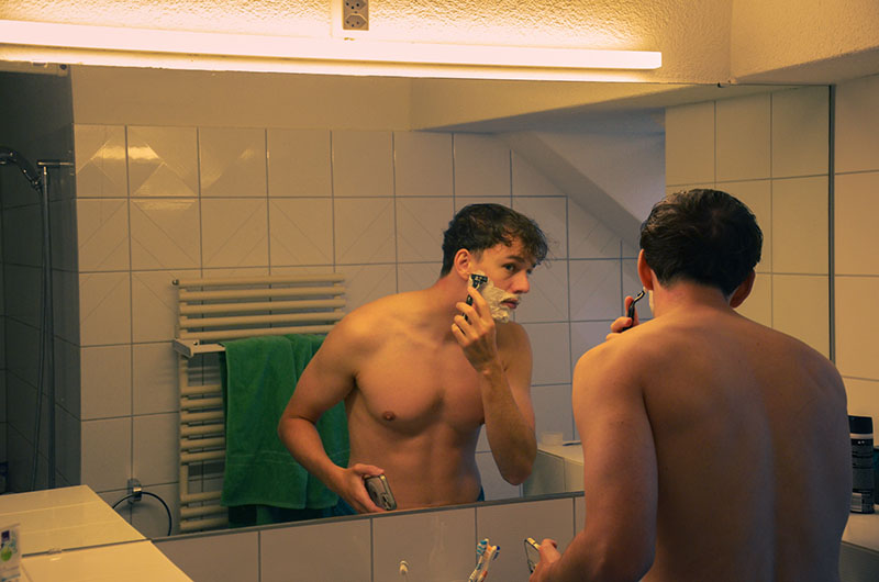 7:14 Uhr, Dario im Badezimmer