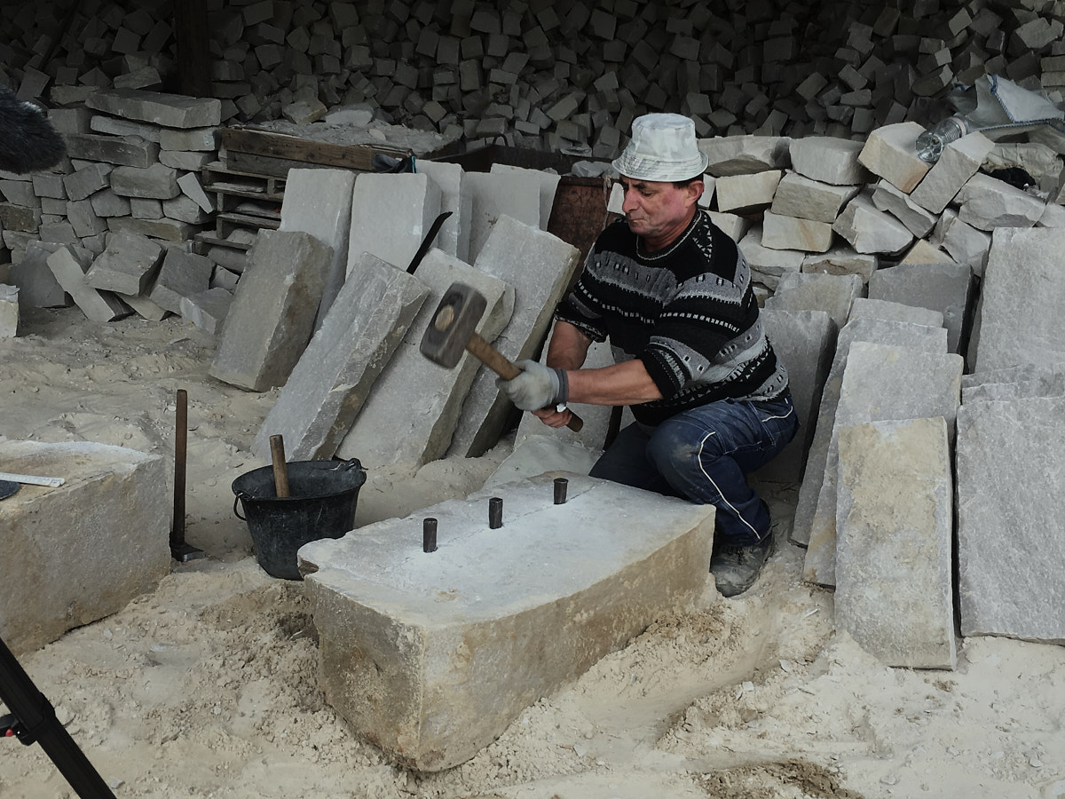 Des coins sont ensuite disposés dans les trous