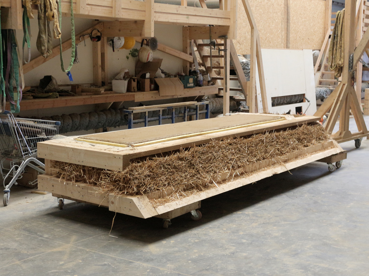 03.2021  Tournage aux ateliers d’ApijBat, où l’on fabrique des panneaux de paille, issue de l’agriculture locale. Ces panneaux sont ensuite enduits de terre pour être acheminés sur un chantier de groupe scolaire à Rosny-sous-Bois. 