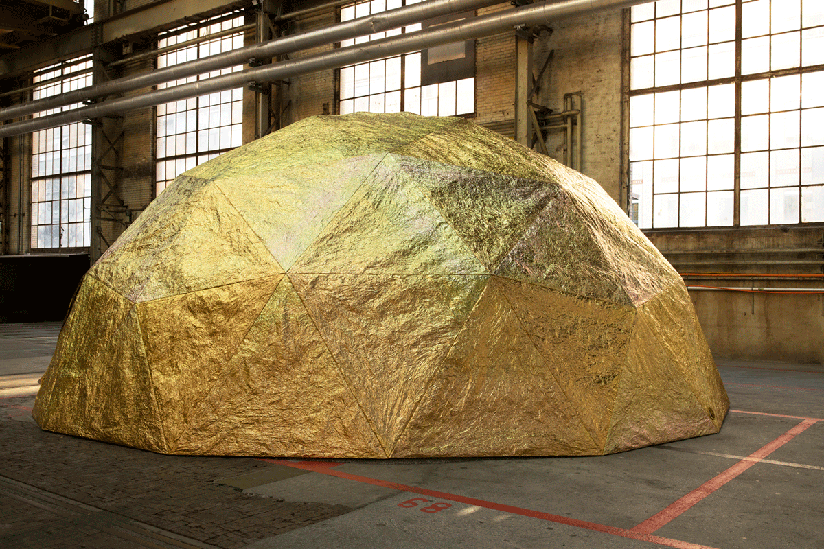 Earthapple surrounded by cosmic noise, geodesic dome, accessible, 8m x 8m x 4m, rescue blankets, wooden slats, gravel, objets trouvés, Sound - cosmic noise, Winterthur, 2020