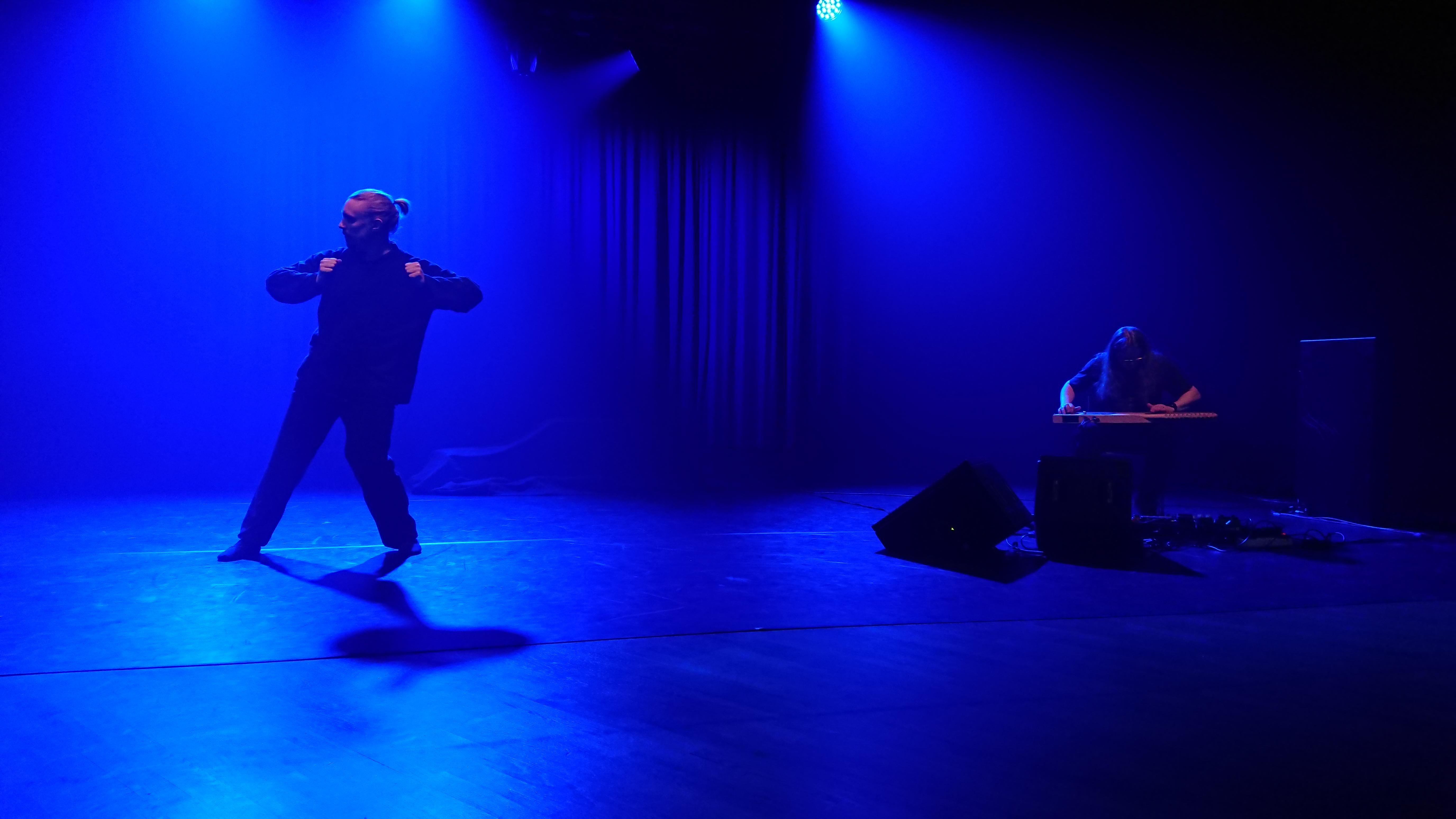 Photo credit: Sonja Peuhkurinen // Live performance with [ówt krì] at the event AKUSMATA POLYPHONIC // 2020