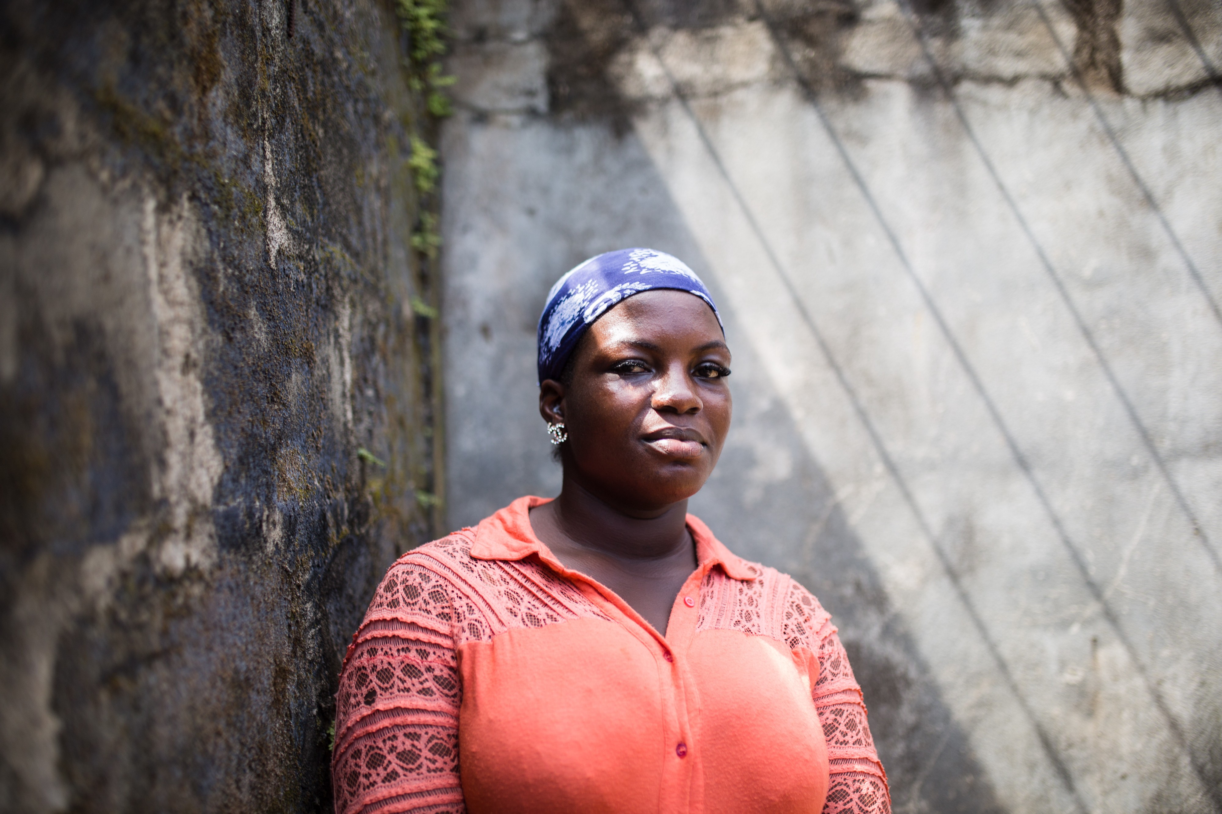 Mariama was the first woman to join Red Cross burial teams. She did it because she wanted to maintain the dignity of the women who had died of Ebola. No one asked her to join, it was her own decision. She says that her family were terrified when she told them about her plan. She had to move out of her home and her little daughter was taken away from her. She felt stigmatized and lonely. Other members of the burial team were the only ones she could spend time with.