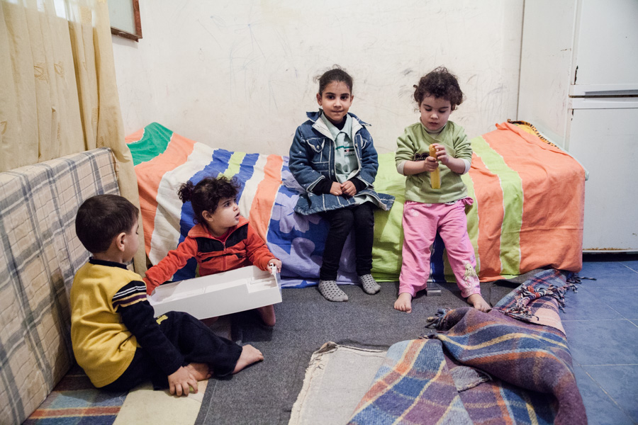 Abou Nidal vient du camp de Yarmouk en Syrie. L&agrave;-bas, il s'&eacute;tait fait construire une maison, d&eacute;truite &agrave; pr&eacute;sent. Il vit &agrave; pr&eacute;sent avec 5 familles de ses proches dans trois pi&egrave;ces et regrette le Yarmouk d'avant la guerre. La nuit, il faut mettre desmatelas partout o&ugrave; c'est possible pour que chacun puisse dormir. Quant &agrave; l'avenir, il ne voit aucune issue pour lui... 