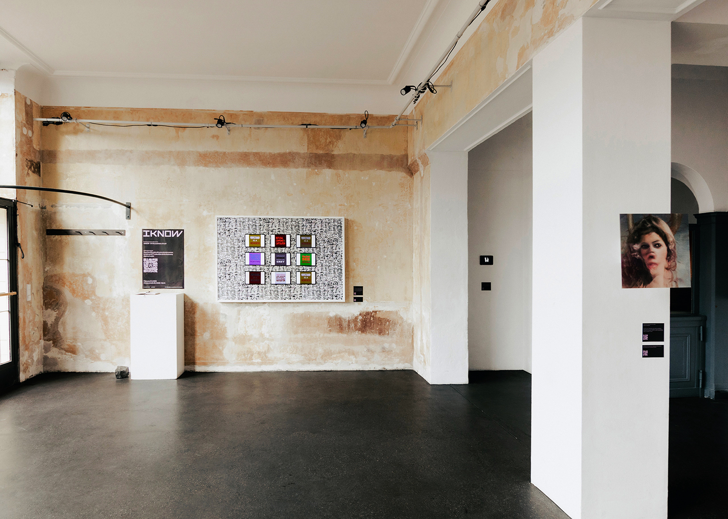 d) Claudia Hart, OG Aphorism movies in Droid tablets, on augmented-reality custom wallpaper, in I Know exhibition, Berlin, 2023, curated by Synthesis Gallery in collaboration with Feralfile.com NFT platform, photo by Sandra Gramm
