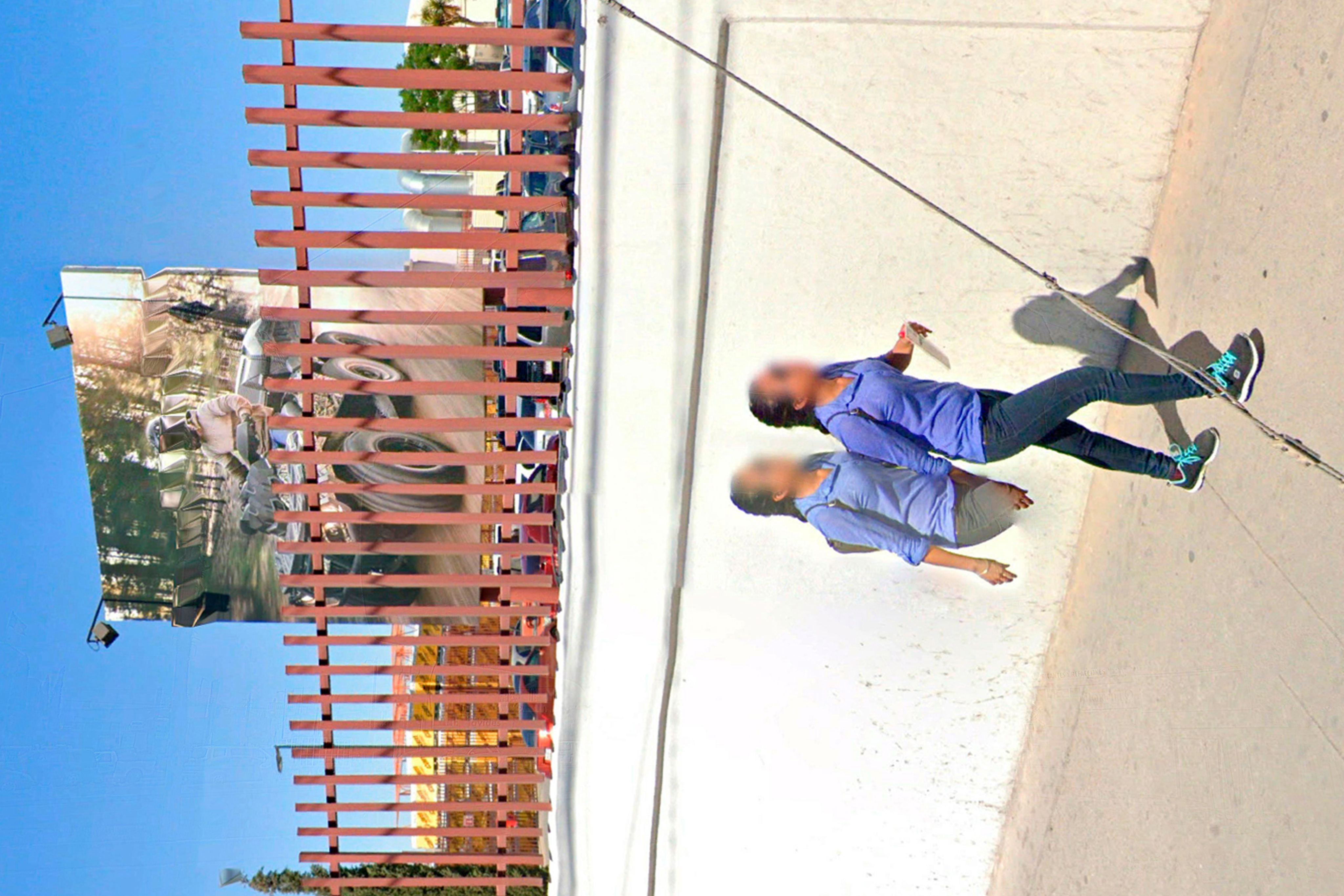 Av. de la Industria. Cuando piensas en Juárez, piensas en maquiladoras. Es parte de nuestras vidas. Mi hermana trabaja en una de ellas y en la cual recientemente hubo un incendio.  Cuando piensas en maquiladoras, piensas en feminicidio.  Investigaciones han demostrado correlaciones entre los problemas económicos y políticos y la violencia contra las mujeres a lo largo de la frontera. En el período de tiempo entre la implementación del TLCAN en 1994 y 2001, la tasa de homicidios de mujeres aumentó en un 600 por ciento.