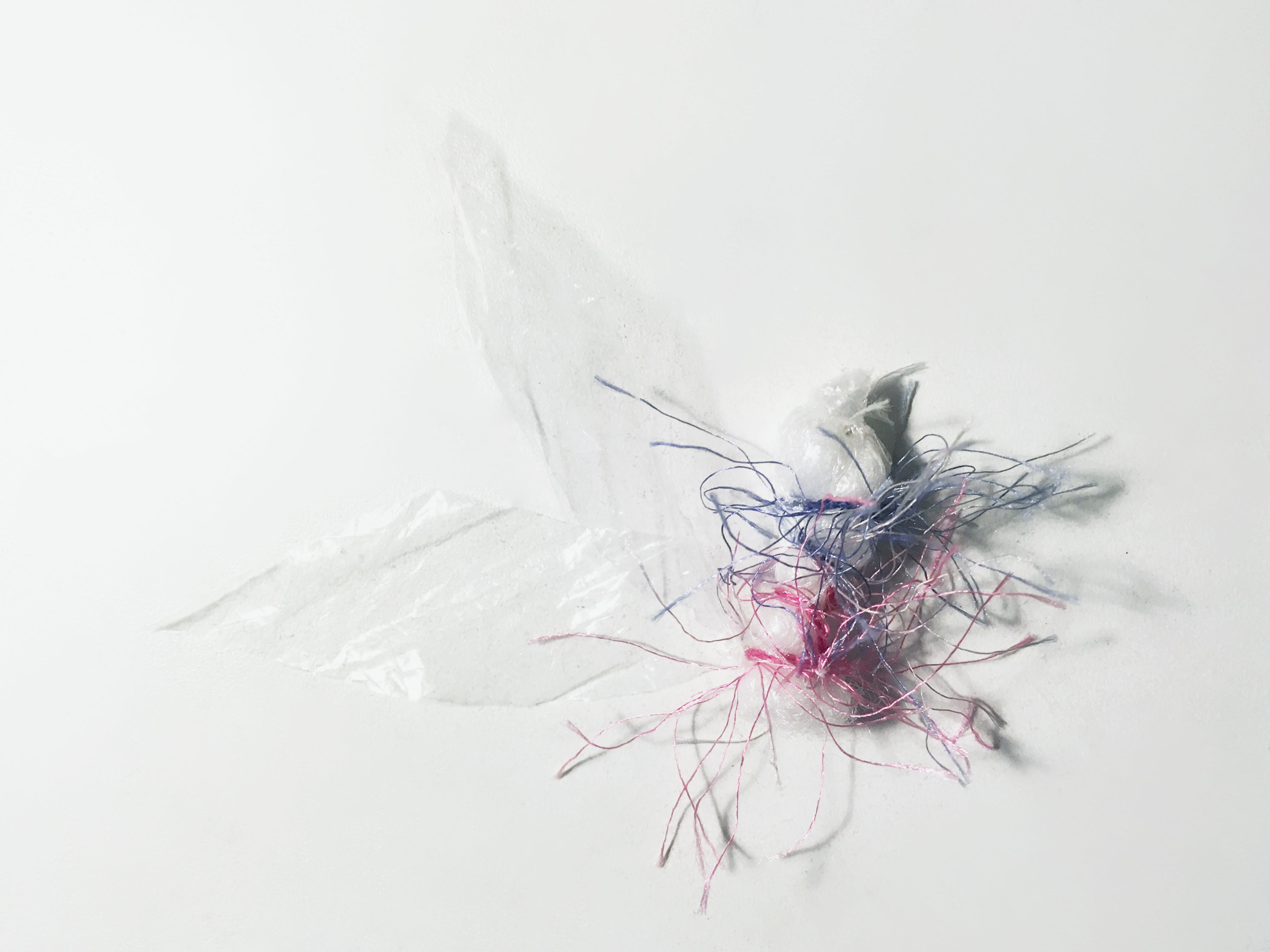 installation contemporaine insitu faite de mat&eacute;riaux recycl&eacute;s ressemblant &agrave; des insectes  par Sonia Reboul - Contemporary installation made of recycled material looking like insects 