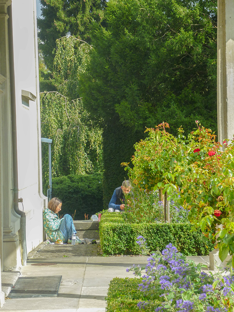 Eine Stunde f&uuml;r uns. Eine kleine Auszeit in der gr&uuml;nen Oase. Arbeitskollegen geniessen ihre Mittagspause in der Sonne. 