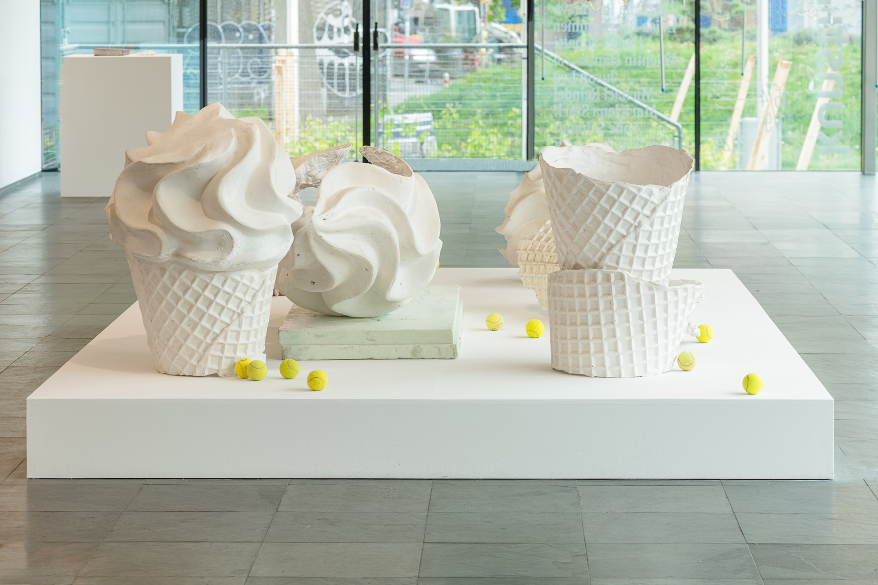 Ausstellungsansicht Come as You Are. Preis der Kunsthalle Wien 2023: Anne Schmidt, Strahlte, Geschöpf, Champagner, zottig, Klumpen, 2023, Kunsthalle Wien 2024, Foto: Klaus Pichler.