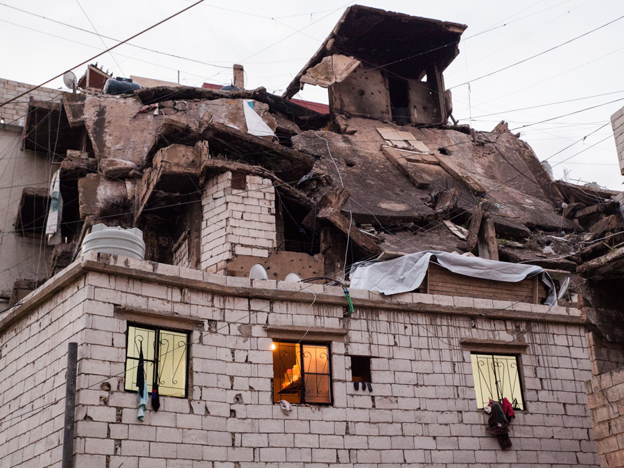  Shatila camp, lebanon Ce b&acirc;timent a &eacute;t&eacute; d&eacute;truit pendant la guerre des ann&eacute;es 80. En dessous, des gens on construit en courrant le risque que tout s'&eacute;croule.