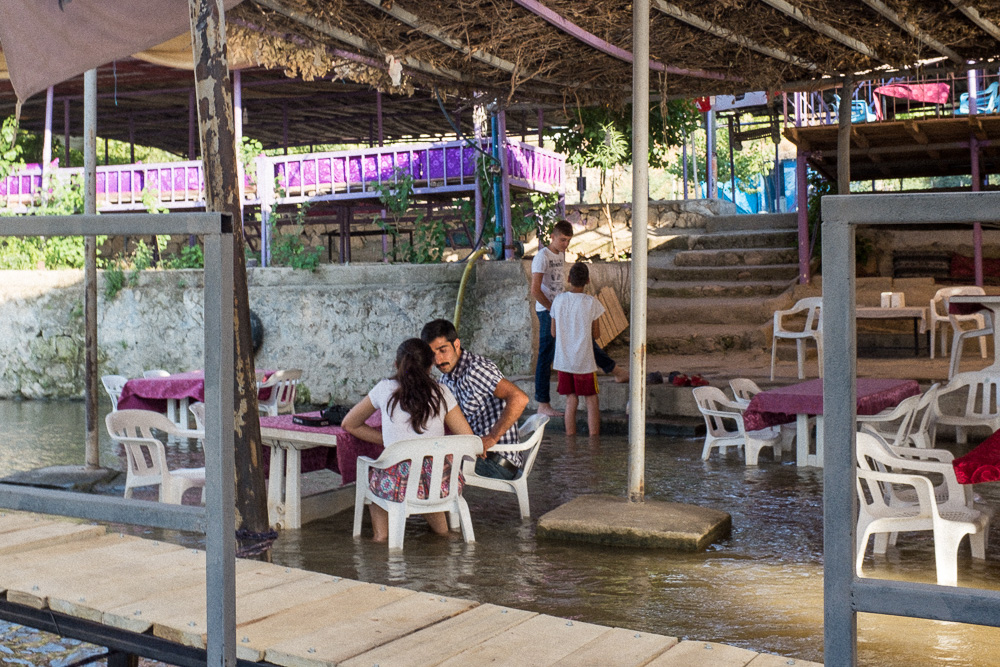 Hasankeyf, juillet 2015. Les caf&eacute;s au bord du Tigre o&ugrave; les amoureux s'abritaient pour &eacute;changer des mots doux ont disparu, noy&eacute;s par le barrage....