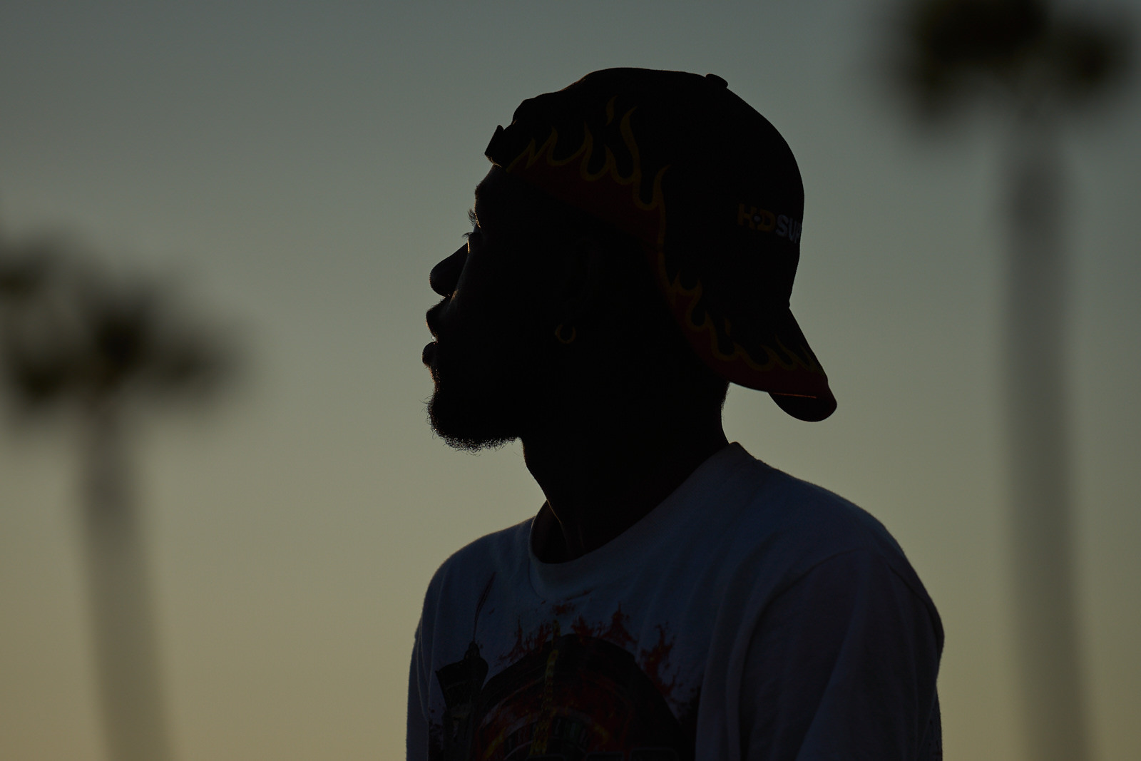 Gegenlichtaufnahmen von Menschen am Venice-Beach. Basketball, Abendstimmung