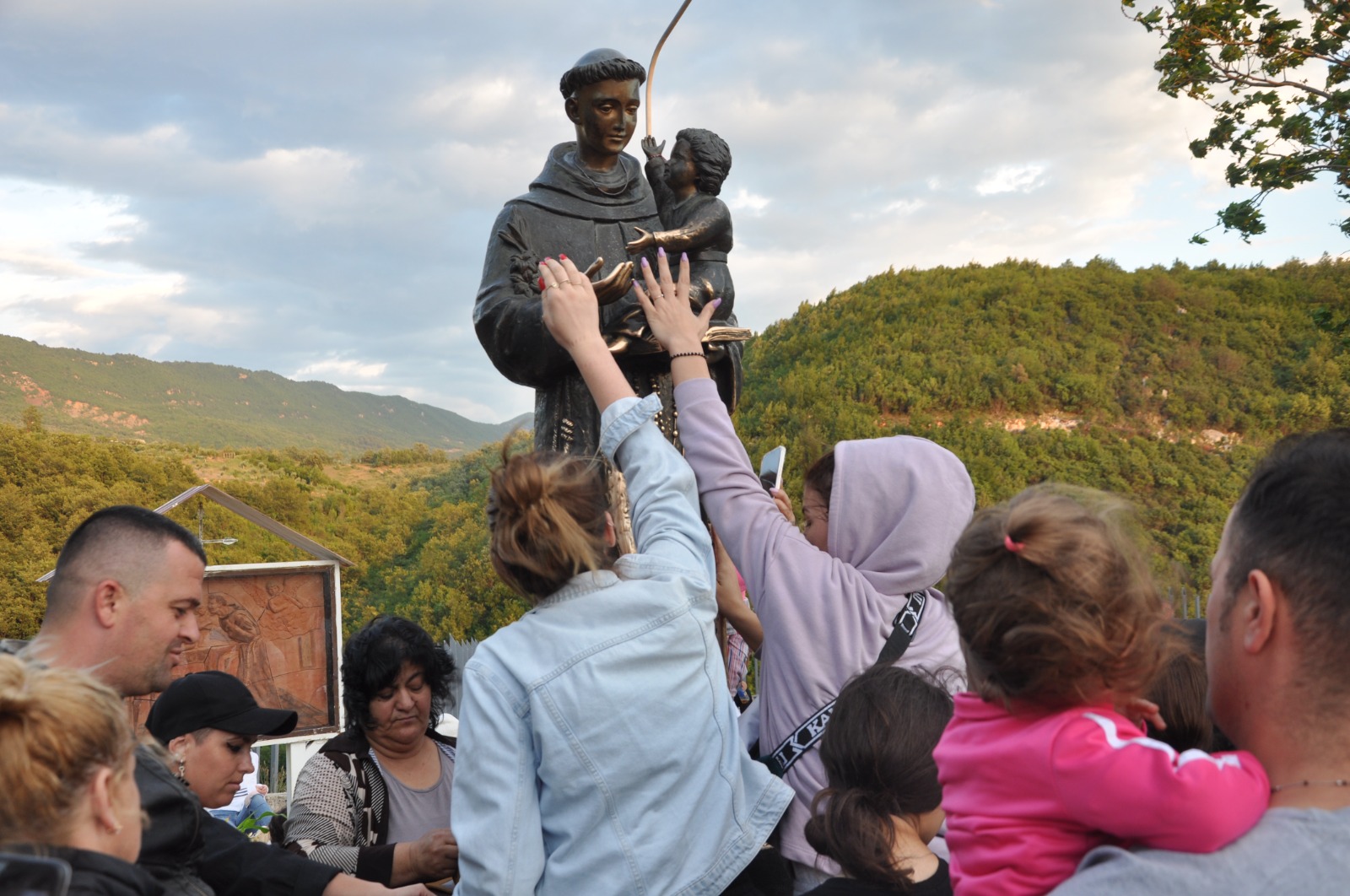 The statue of Shna Ndou placed inside the shrine where pilgrims stop to venerate the saint, praying and asking for blessings.