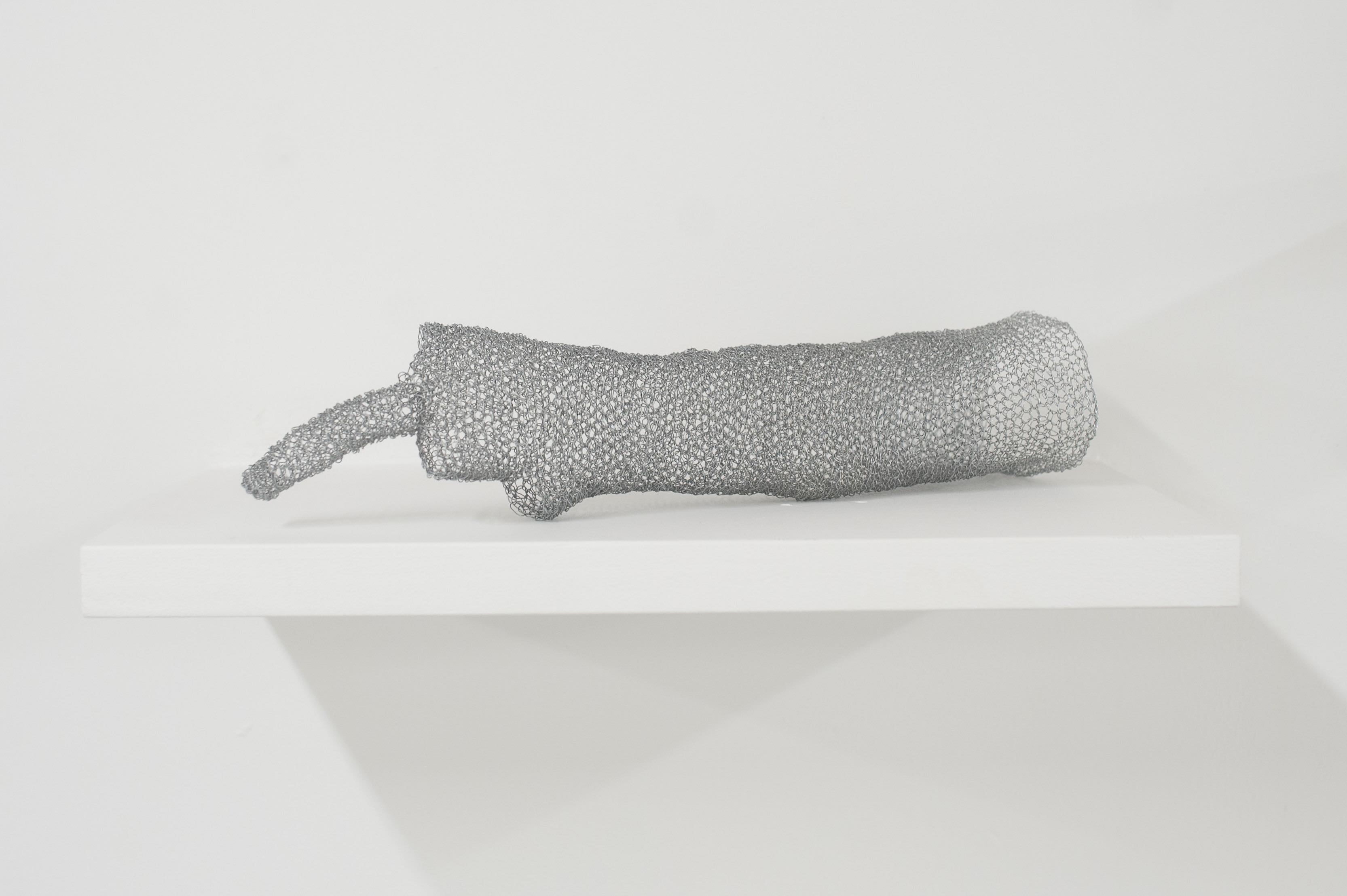 Guanto maleducato, 2022, filo di ferro lavorato uncinetto, 55x10x5 cm