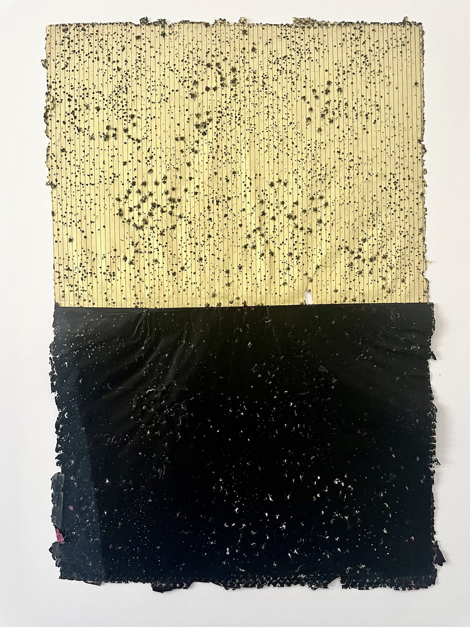 Dominique De Beir Sils Jaune, 2009 Impacts, carnone noire, papier jaune 28 x 21 cm Courtesy de l'artiste et de Hopstreet Gallery