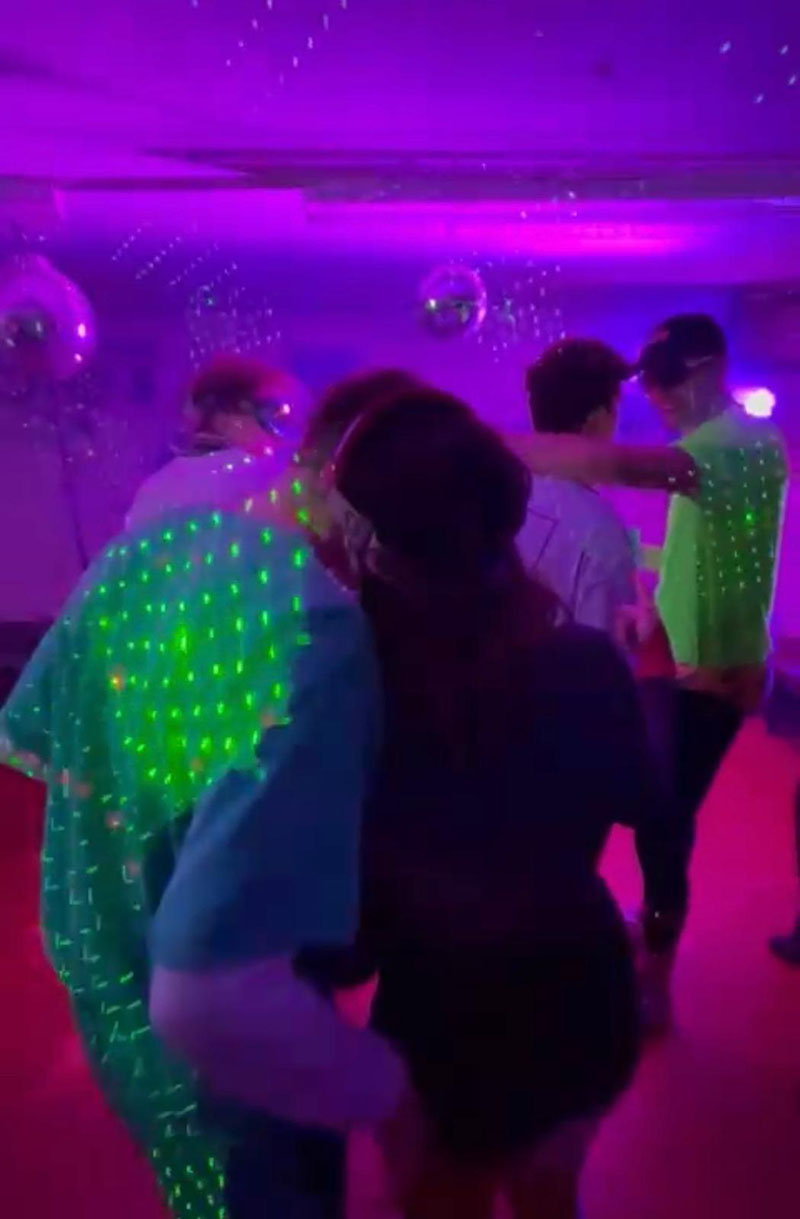 Die Disco-Kugeln reflektieren lebhafte Muster auf die Tanzenden