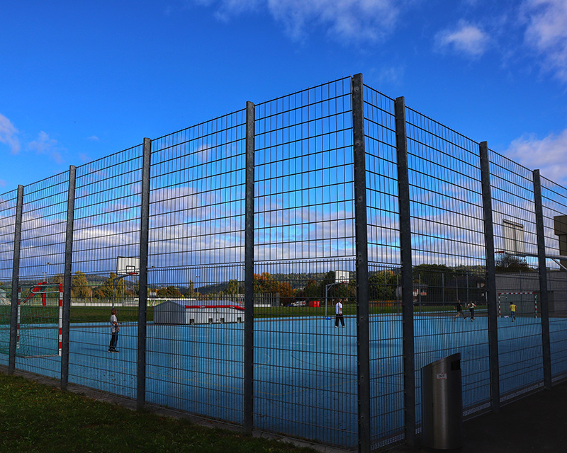 Der blaue Tartanplatz ist wohl der Lauteste im Dorf. 