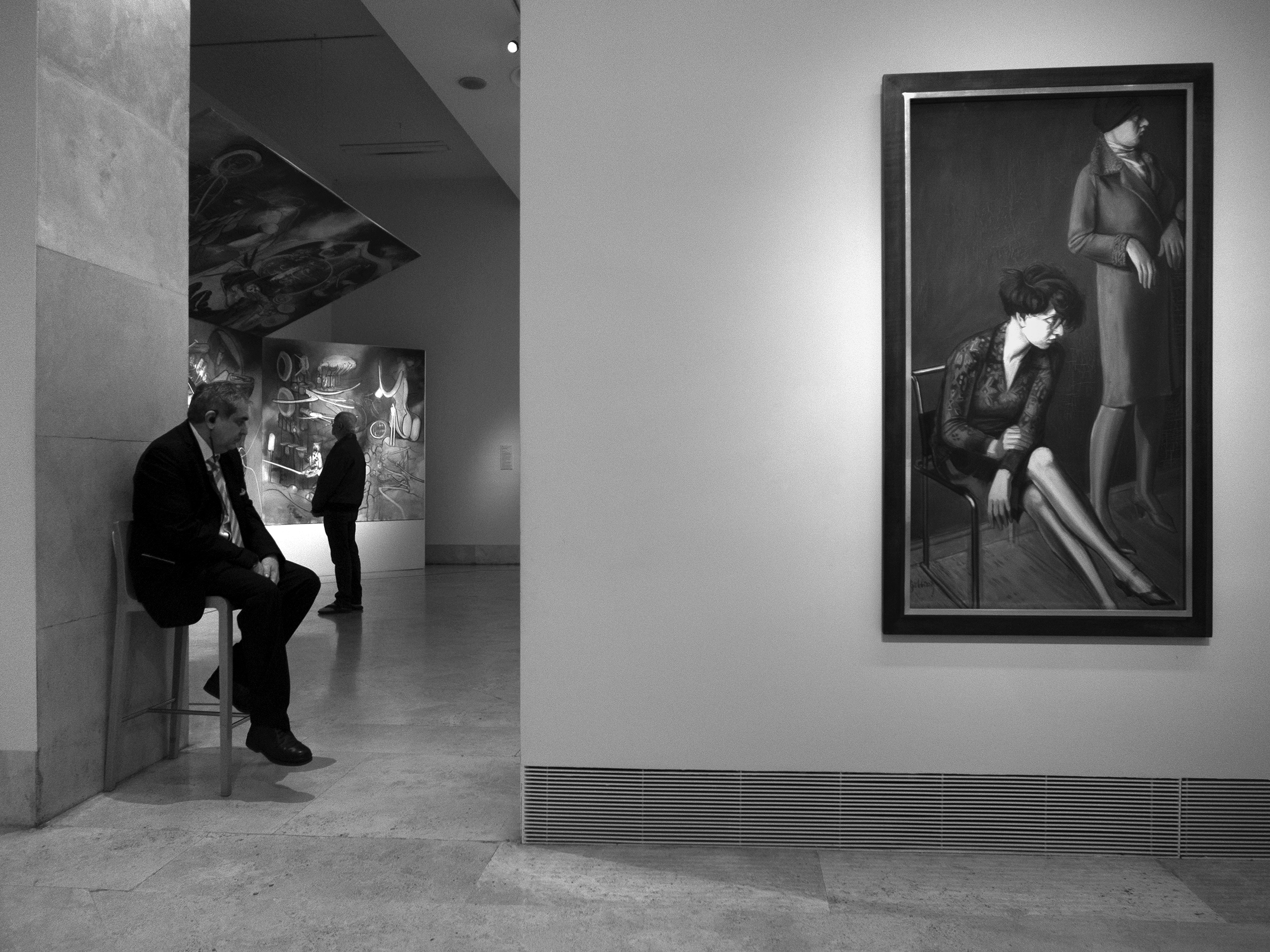 Worker and paintingMadrid, Spain, 2025photography, bw, single