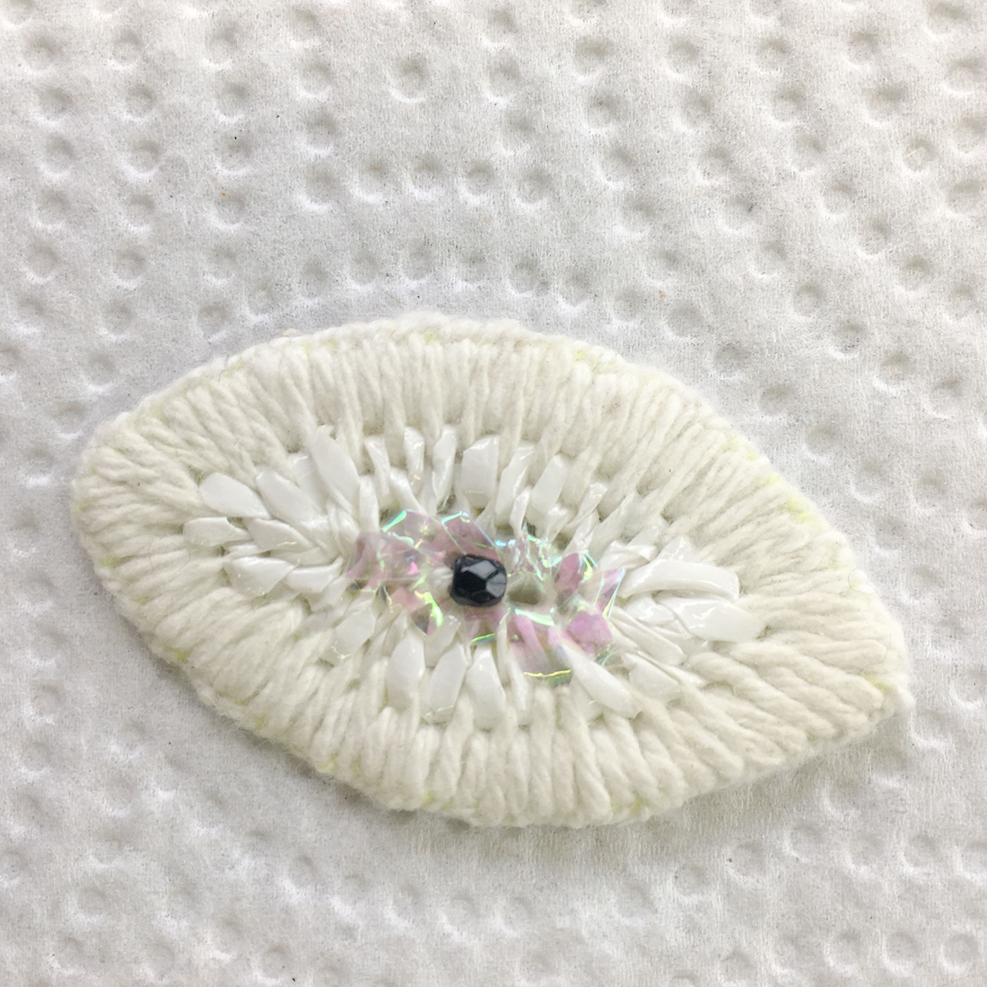 Broderie sur essuie-tout par Sonia Reboul - Embroidery on paper towel 