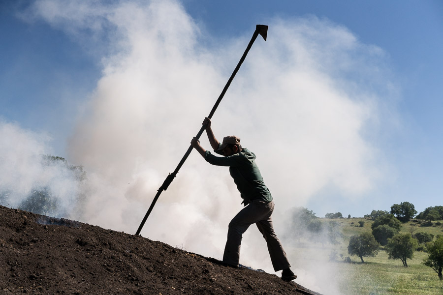 Kizilcahamam, Turquie, 2017 Abdurahman entretient un des foyers. / Abdurahman is working on a pit.