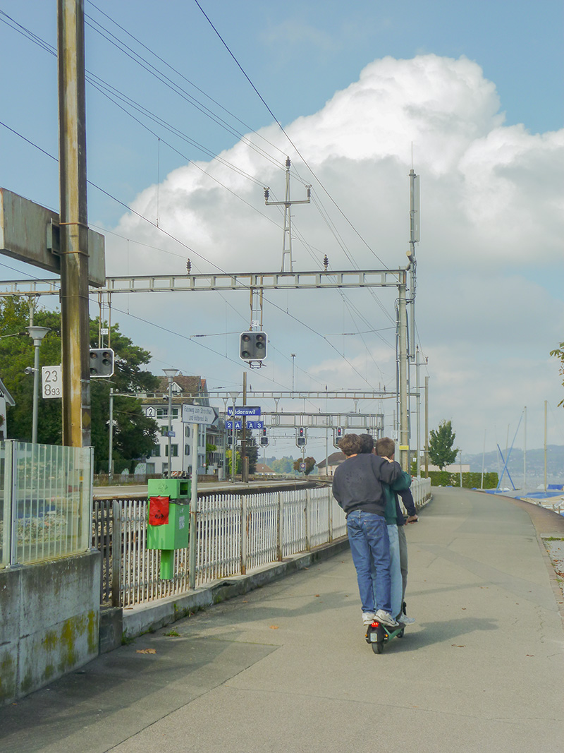 Auf und davon. Zwischen zwei gibt&rsquo;s immer Platz. Am See entlang, gemeinsam unterwegs.