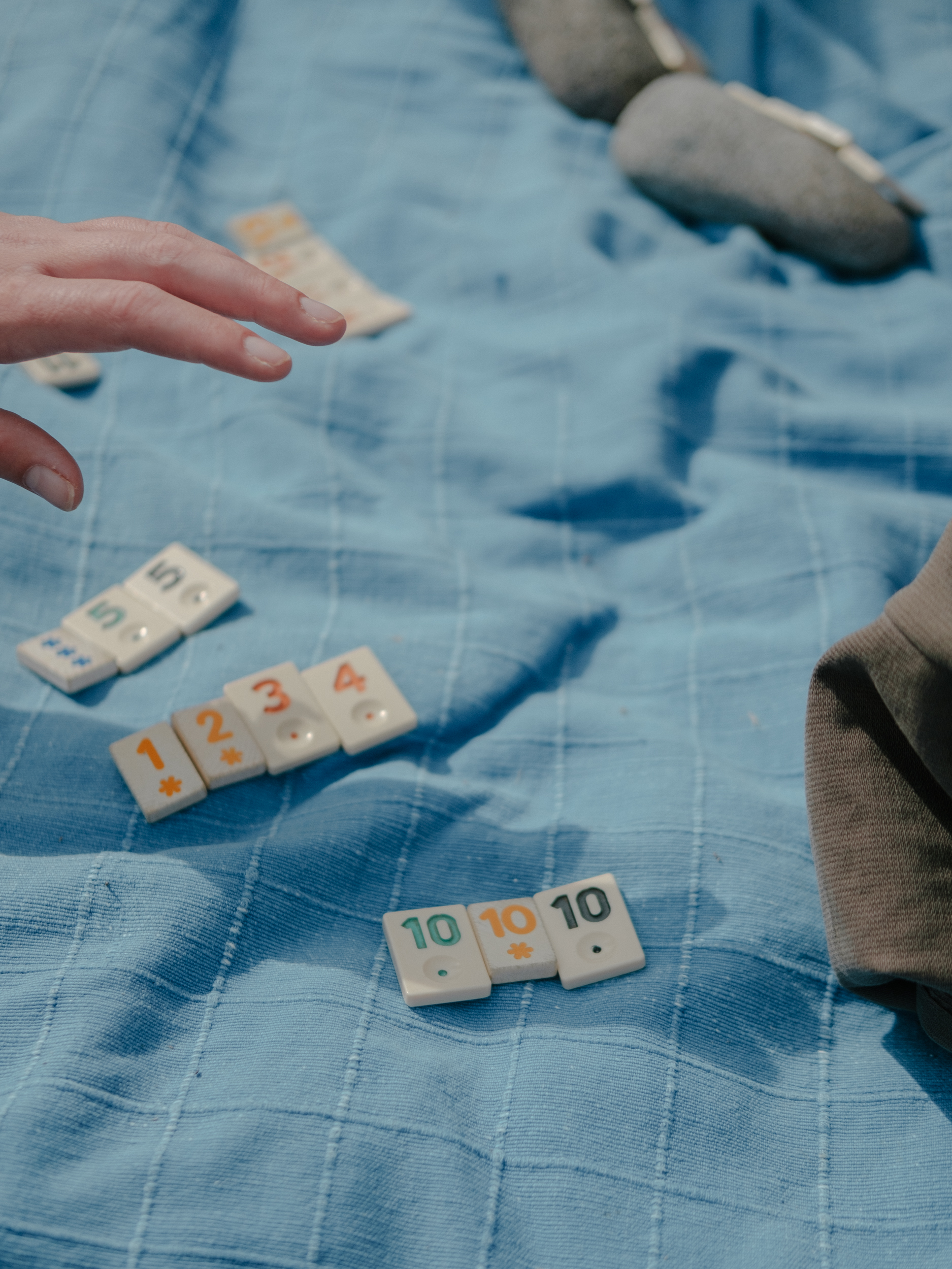 Um sich die Zeit zu vertreiben, wird an diesem Sonntag auf der Wiese Rummikub gespielt. Alle Hofbewohner*innen müssen für das erste halbe Jahr ihr Telefon abgeben, haben eine Kontaktsperre zur Außenwelt und dürfen den Hof nicht alleine verlassen. An freien Tagen wird versucht, sich mit Spielen und Geschichten aus der Drogenzeit abzulenken, Juli 2020. // To pass the time, Rummikub will be played on the meadow this Sunday. All farm residents must hand in their phones for the first six months. They are barred from contact with the outside world and are not allowed to leave the farm alone. During the weekend, they try to distract themselves with games and stories from the drug era, July 2020.