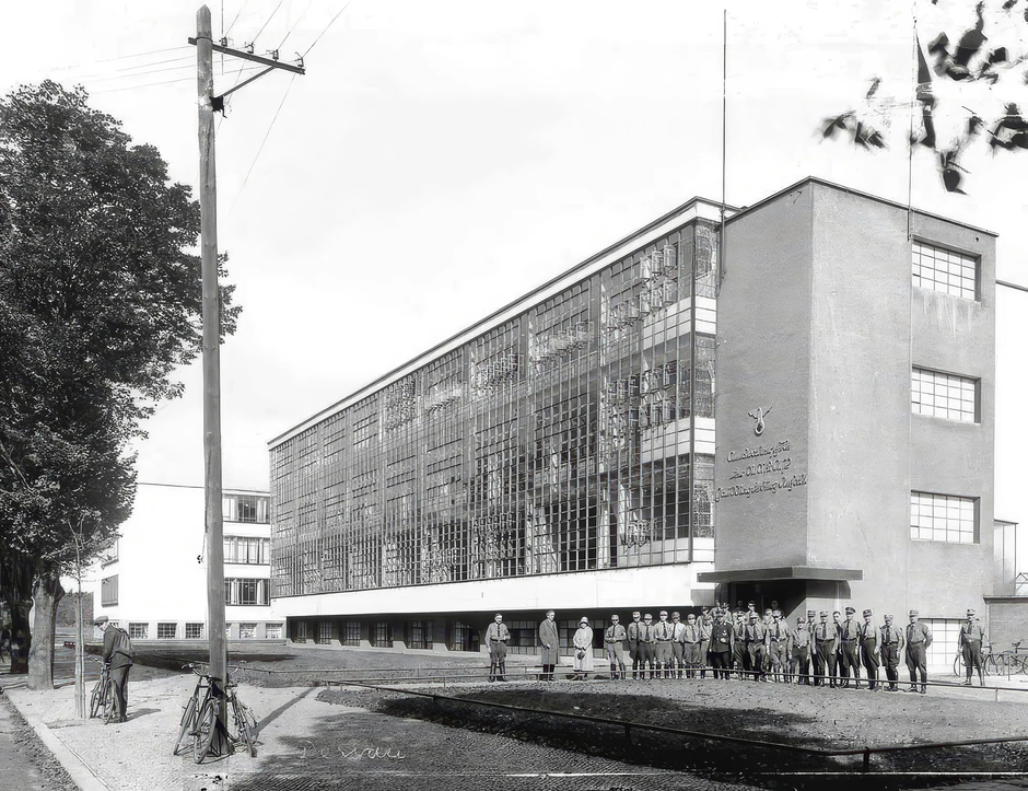 B&acirc;timent du Bauhaus &agrave; Dessau r&eacute;investi par le r&eacute;gime nazi comme &eacute;cole administrative, 1935 , photographie de Emil Theis