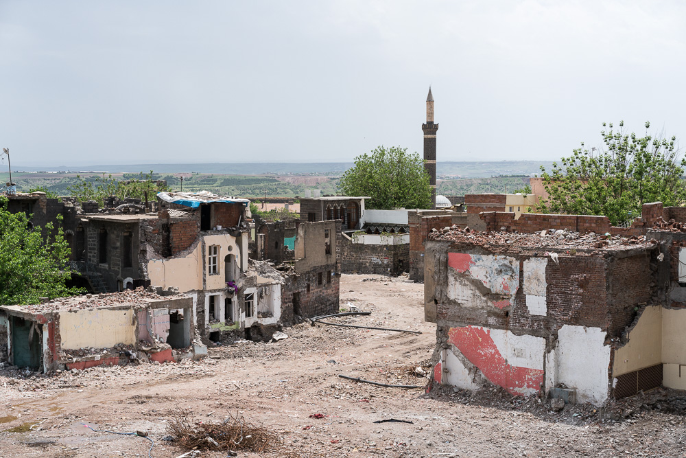 Diyarbakir, Sur. Mai 2017. Un an apr&egrave;s les combats, les bulldoers ont fini de d&eacute;blayer les ruines des quartiers ras&eacute;s, et les constructions de logements commencent. Quelques monuments historiques ont &eacute;t&eacute; r&eacute;nov&eacute;s pour attirer les touristes et les classes moyennes et ais&eacute;es qui occuperont les nouveaux logements. Au regard du prix de ces derniers, les compensations re&ccedil;ues par les anciens habitants sont ridicules.