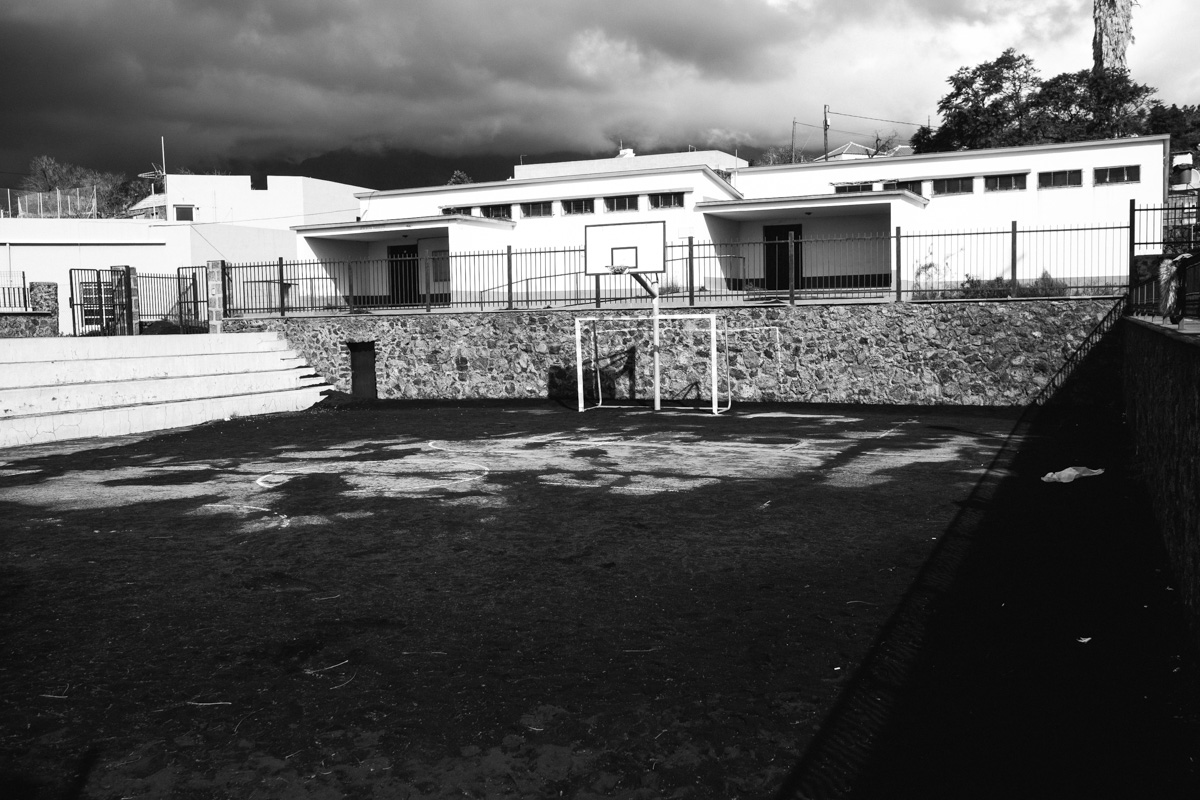 El patio de un colegio de Tajuya aún cubierto por las cenizas de Cumbre Vieja