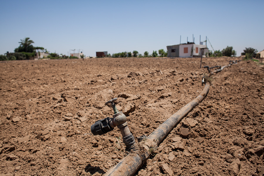 Beit Lahiya, juillet 2012 Si les champs du nord de Gaza sont aussi verts, c'est gr&acirc;ce &agrave; un omportant r&eacute;seau d'irrigation. Les pompes &agrave; moteur puisent dans la nappe phr&eacute;atique et diffusent l'eau &agrave; travers de gros tuyaux d'abord, puis de plus petits jusqu'aux diffuseurs. Les syst&egrave;mes d'irrigation co&ucirc;tent une fortune. Les fermiers les ach&egrave;tent g&eacute;n&eacute;ralement aux isra&eacute;liens. La destruction de ces &eacute;quipements par l'arm&eacute;e isra&eacute;lienne, comme par exemple lors de la guerre de 2008/2009, peut causer la faillite d'une fermier, qui peinera &agrave; les racheter.