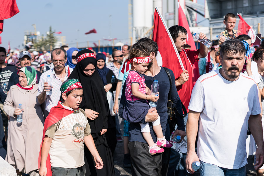 Deux semaines apr&egrave;s le coup d'&eacute;tat avort&eacute; en Turquie, Erdogan organise un meeting g&eacute;ant sur la place de Yenikapi, dans lequel il rassemble les partis d'opposition, notamment le CHP qui a choisi la collaboration avec le r&eacute;gime. Seul le hdp pro-kurde n'est pas invit&eacute;. Des millions de personnes d&eacute;ferlent dans les rues du quartier, la place et les art&egrave;res sont submerg&eacute;es par une mar&eacute;e humaine. Lors de ce discours, Erdogan annoncera l'orientation politique de son r&eacute;gime.