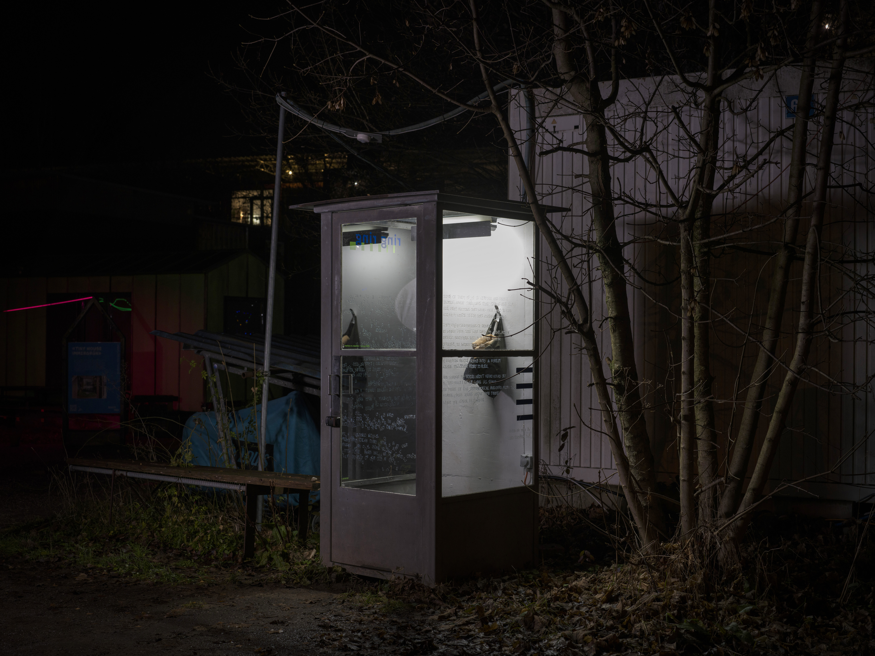 Buchstaben aus transparenter Fensterfarbe, Daunenjacke und Wollpullovers, Sound