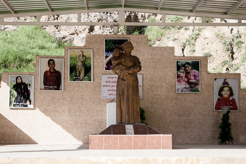 Victimes civiles. Qandil, kurdistan Ce monument s'&eacute;l&egrave;ve sur la route qui grimpe vers l'entr&eacute;e de la montagne, avantla zone pkk, &agrave; l'endroit o&ugrave; l'aviation turque a d&eacute;cim&eacute; une famille de civile en l&acirc;chant ses bombes sur eux.
